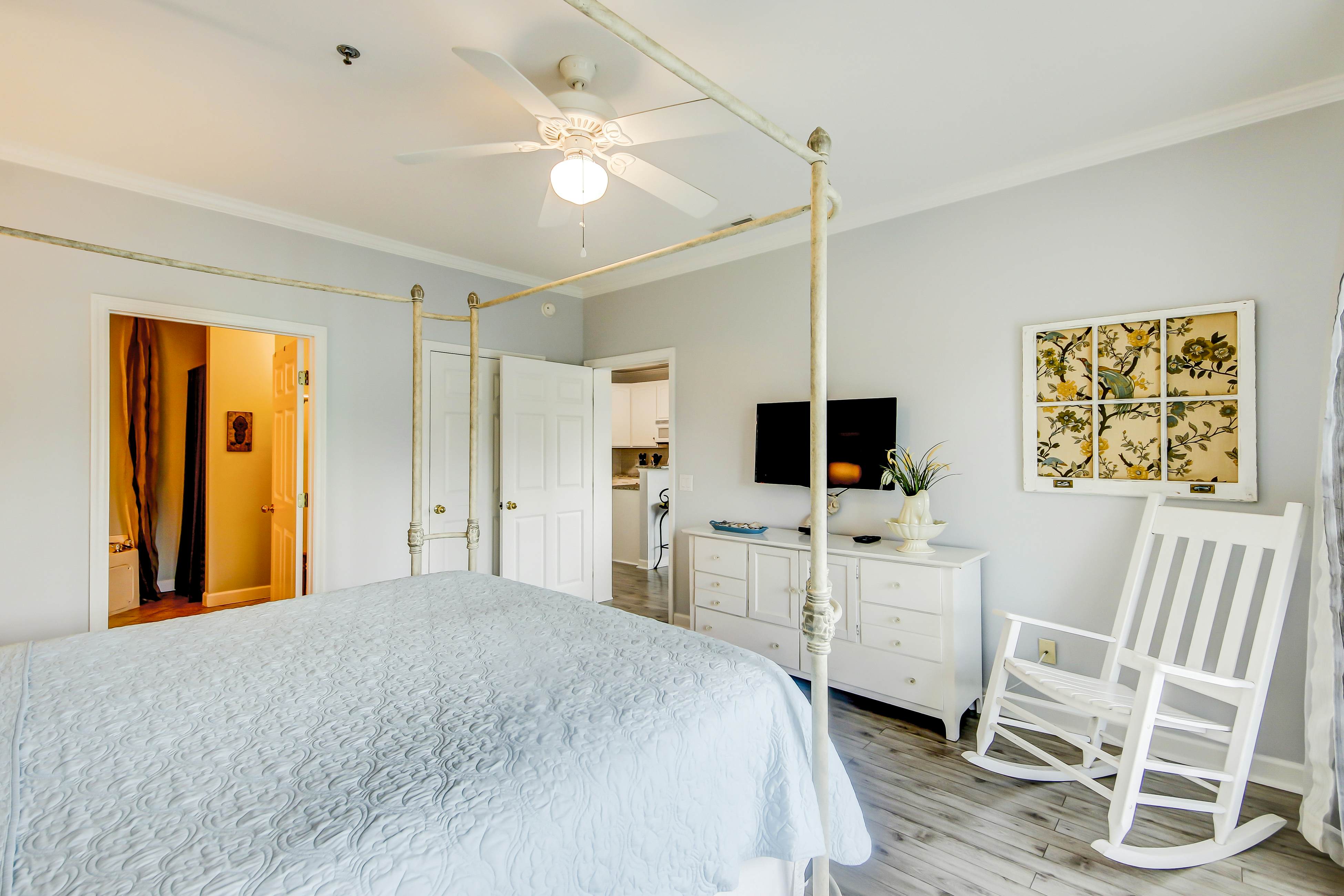 Fantastic condo with water-view, pool, balcony, central AC, & washer/dryer