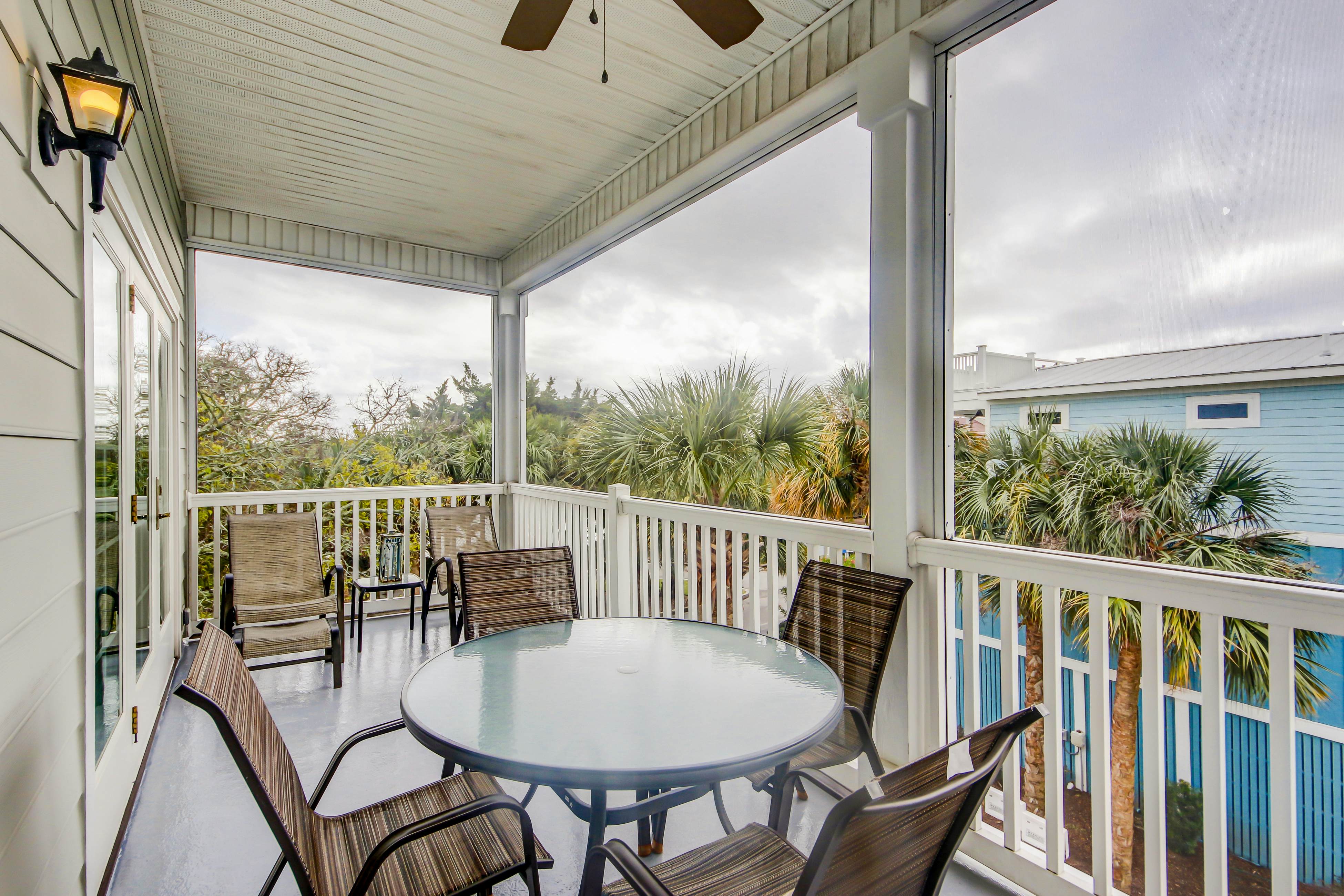 Fantastic condo with water-view, pool, balcony, central AC, & washer/dryer