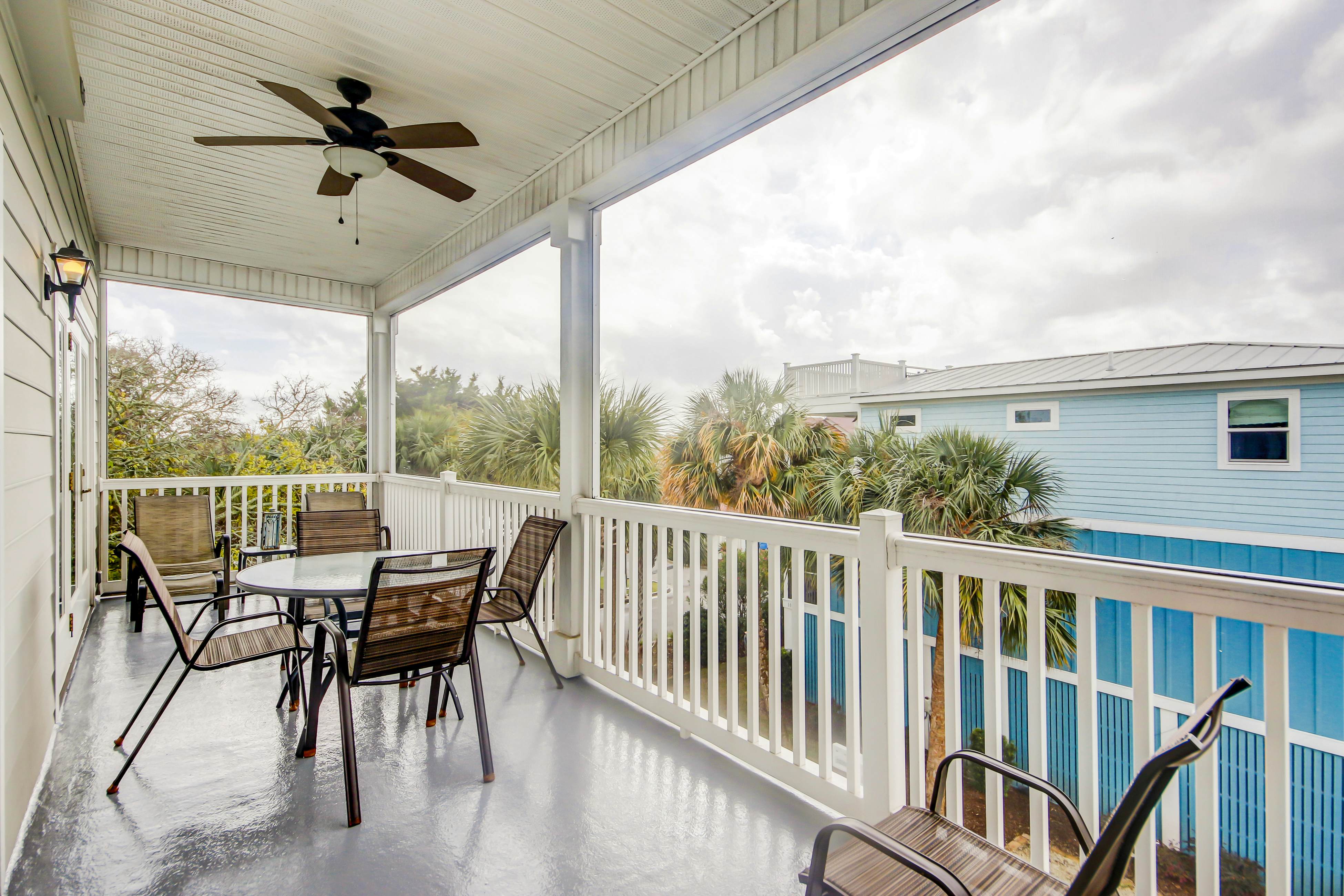 Fantastic condo with water-view, pool, balcony, central AC, & washer/dryer