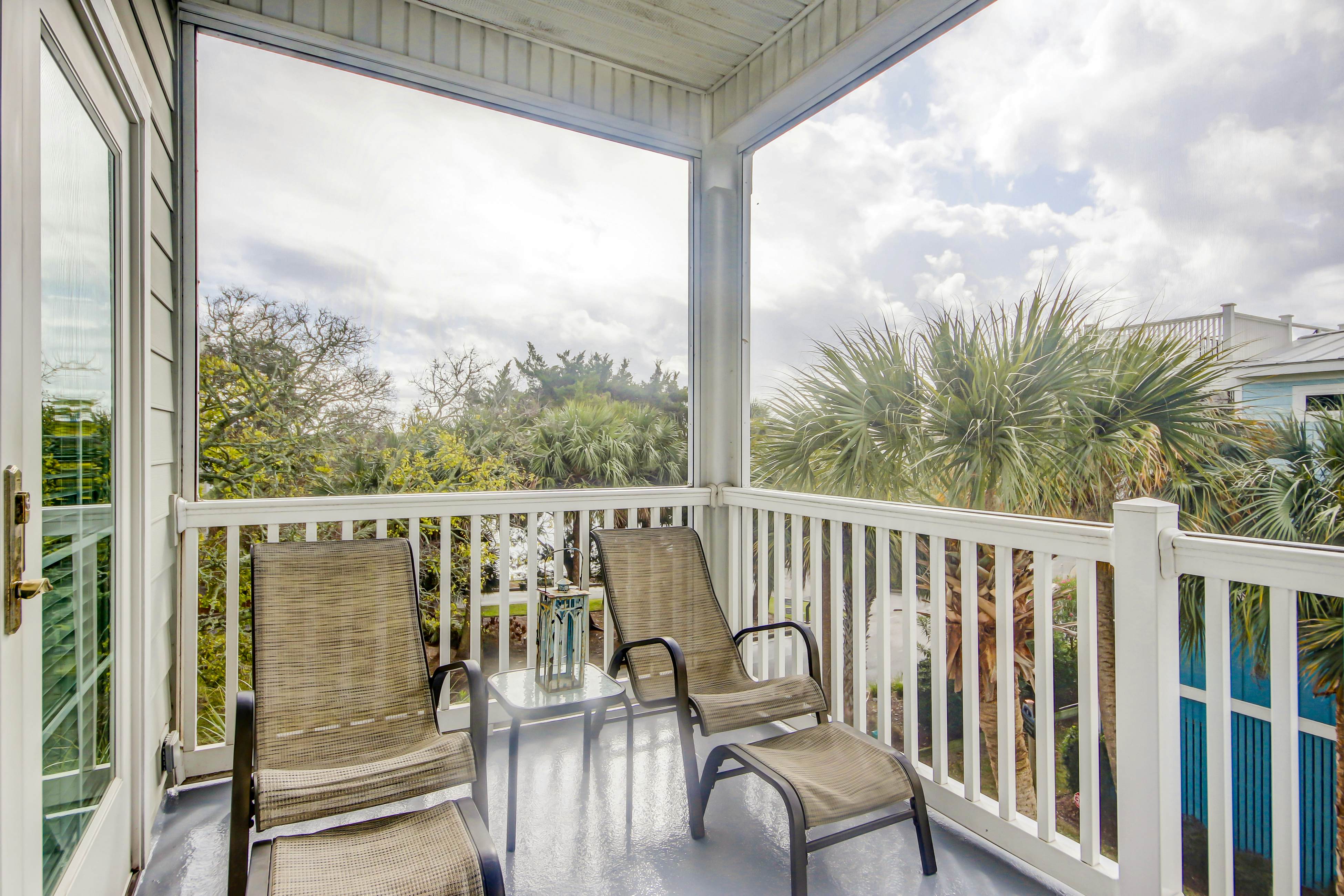 Fantastic condo with water-view, pool, balcony, central AC, & washer/dryer