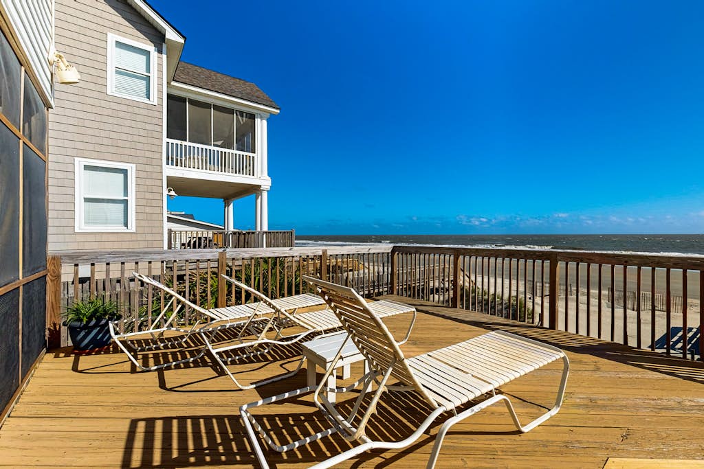 Spacious oceanfront home w/ stunning views, large deck - private access to beach