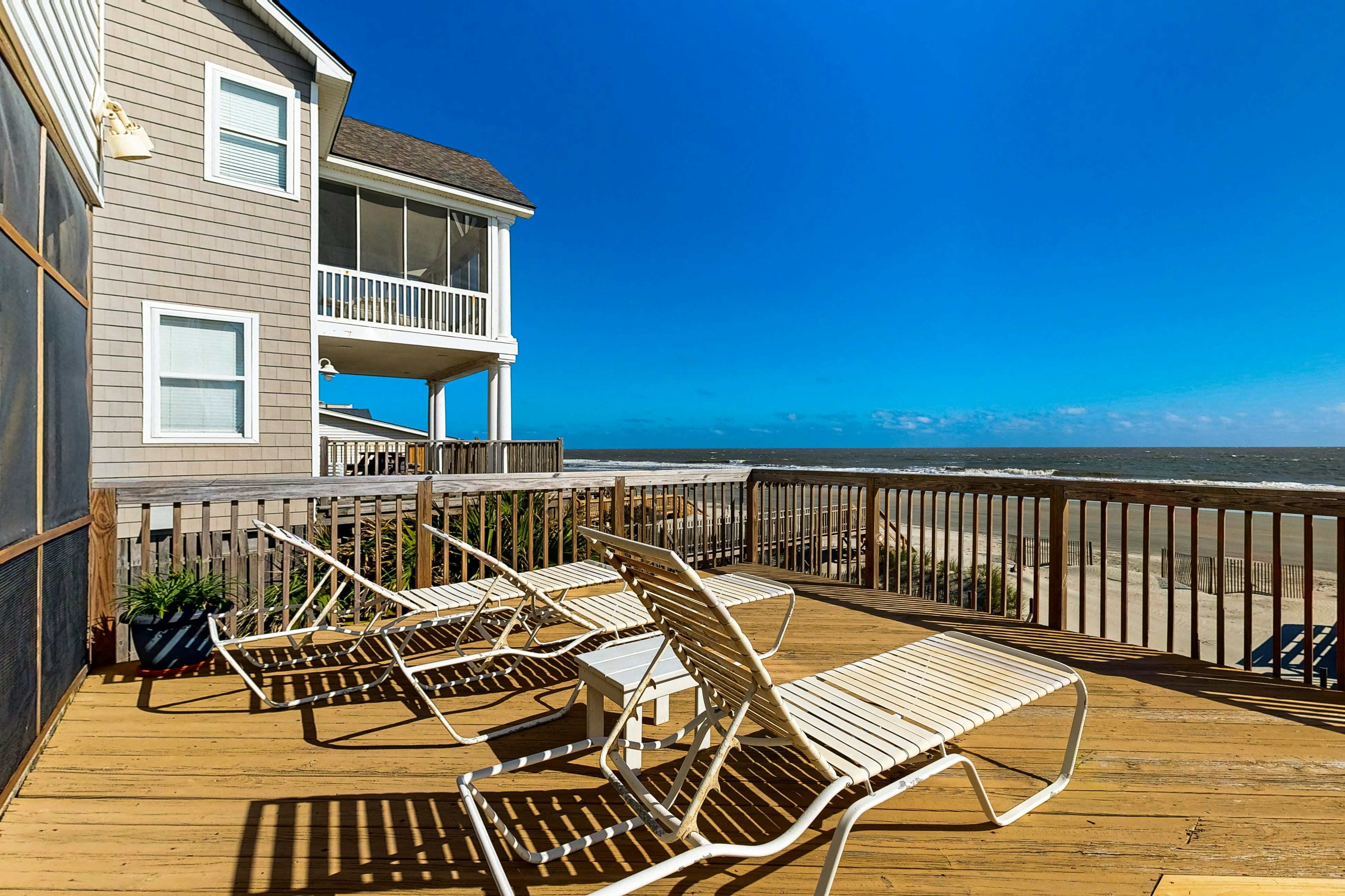 Spacious oceanfront home w/ stunning views, large deck - private access to beach