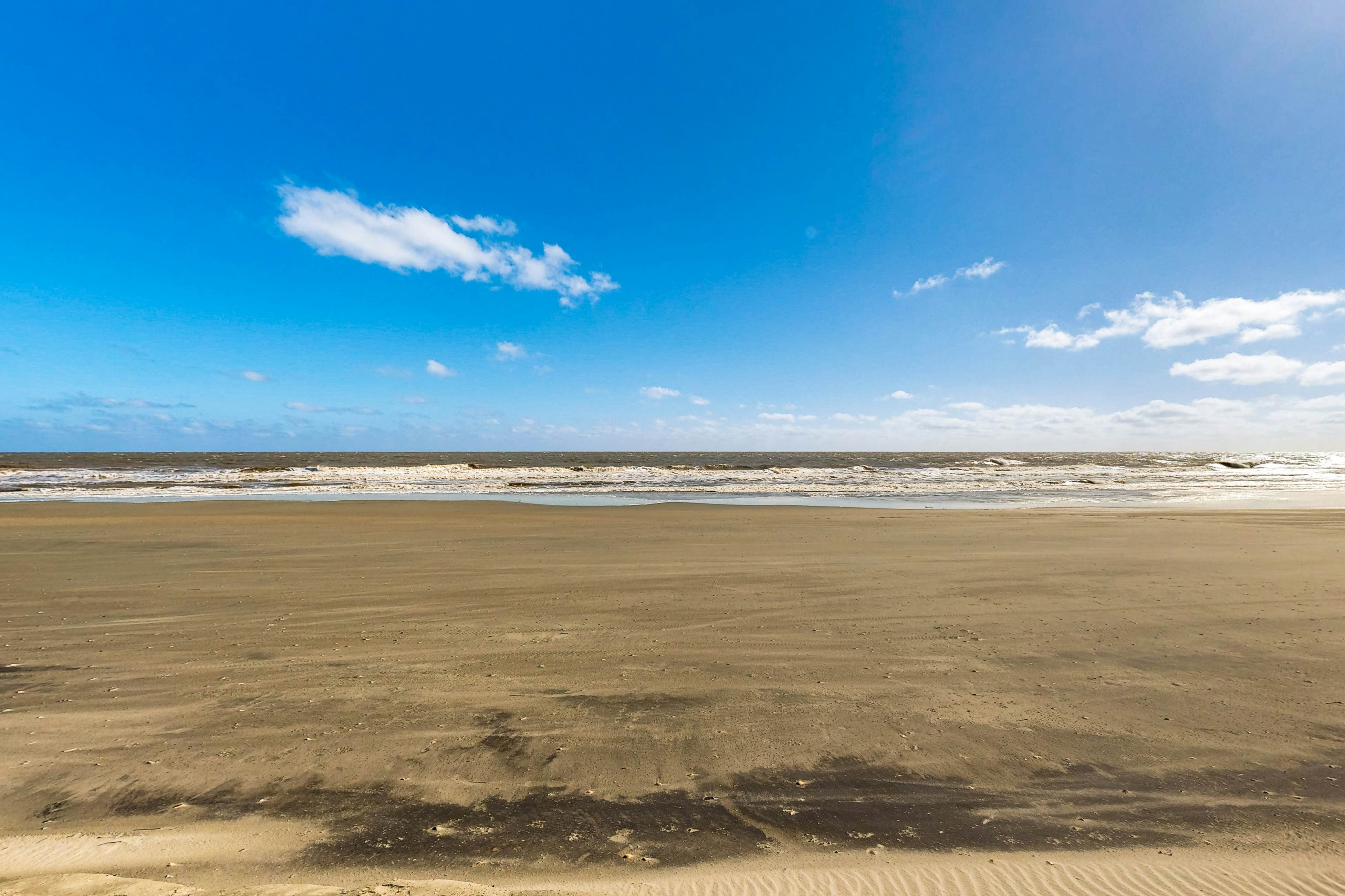 Spacious oceanfront home w/ stunning views, large deck - private access to beach