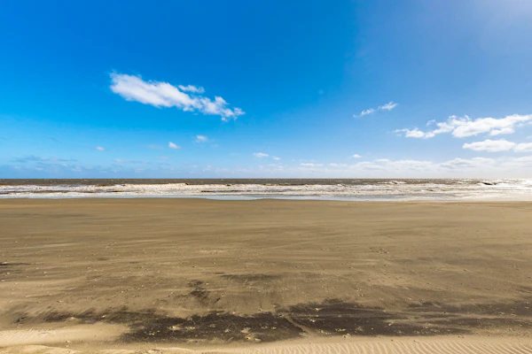 Spacious oceanfront home w/ stunning views, large deck - private access to beach