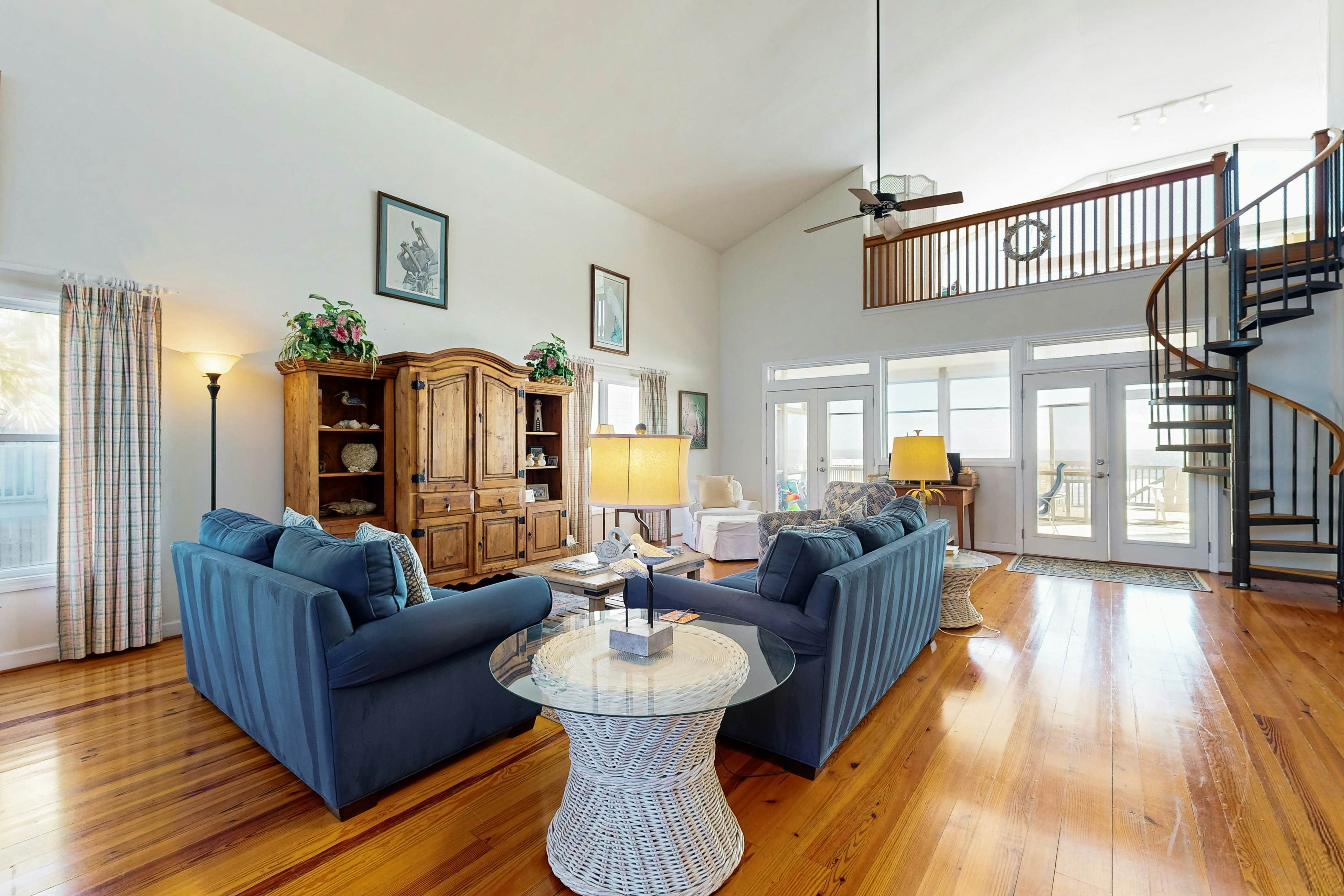 Spacious oceanfront home w/ stunning views, large deck - private access to beach