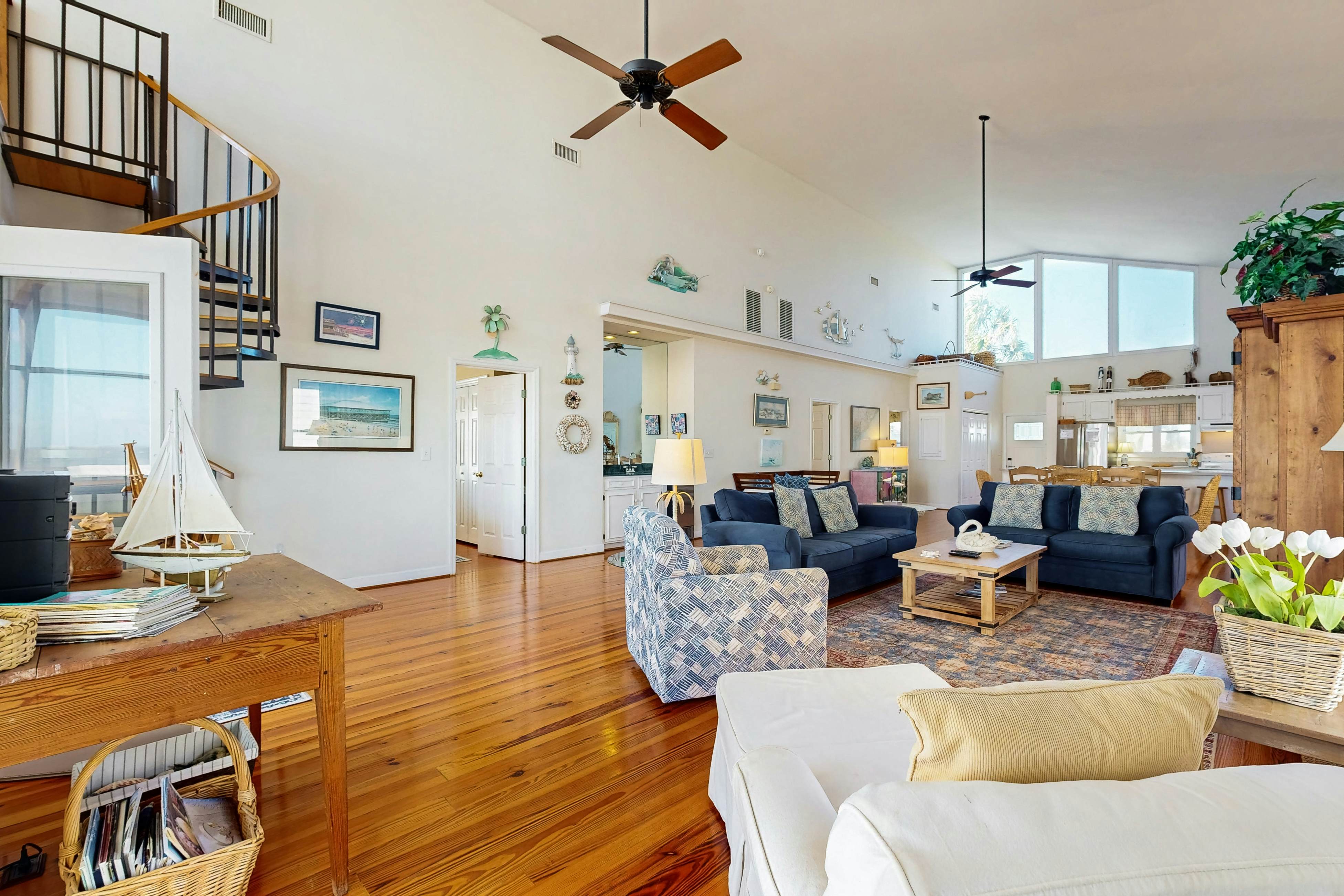 Spacious oceanfront home w/ stunning views, large deck - private access to beach