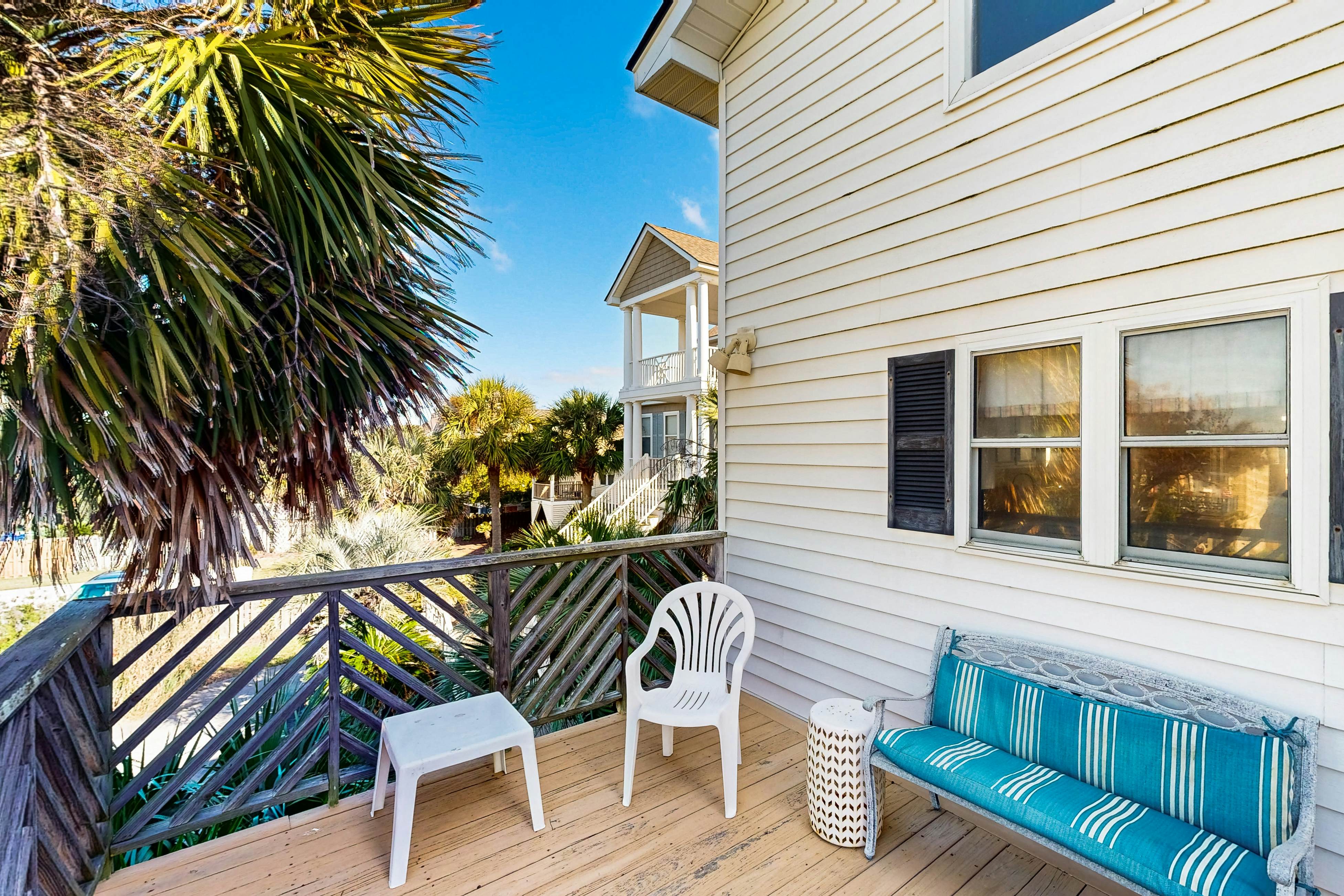 Spacious oceanfront home w/ stunning views, large deck - private access to beach