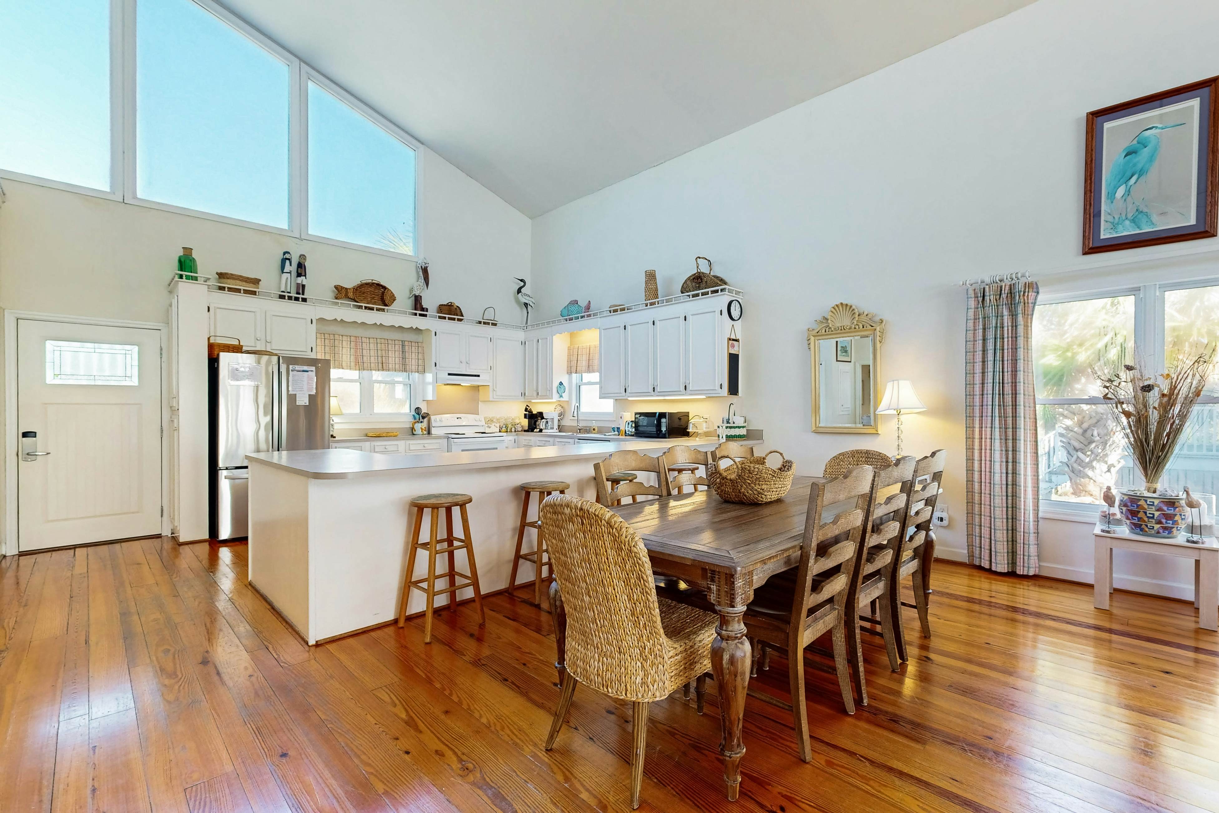 Spacious oceanfront home w/ stunning views, large deck - private access to beach