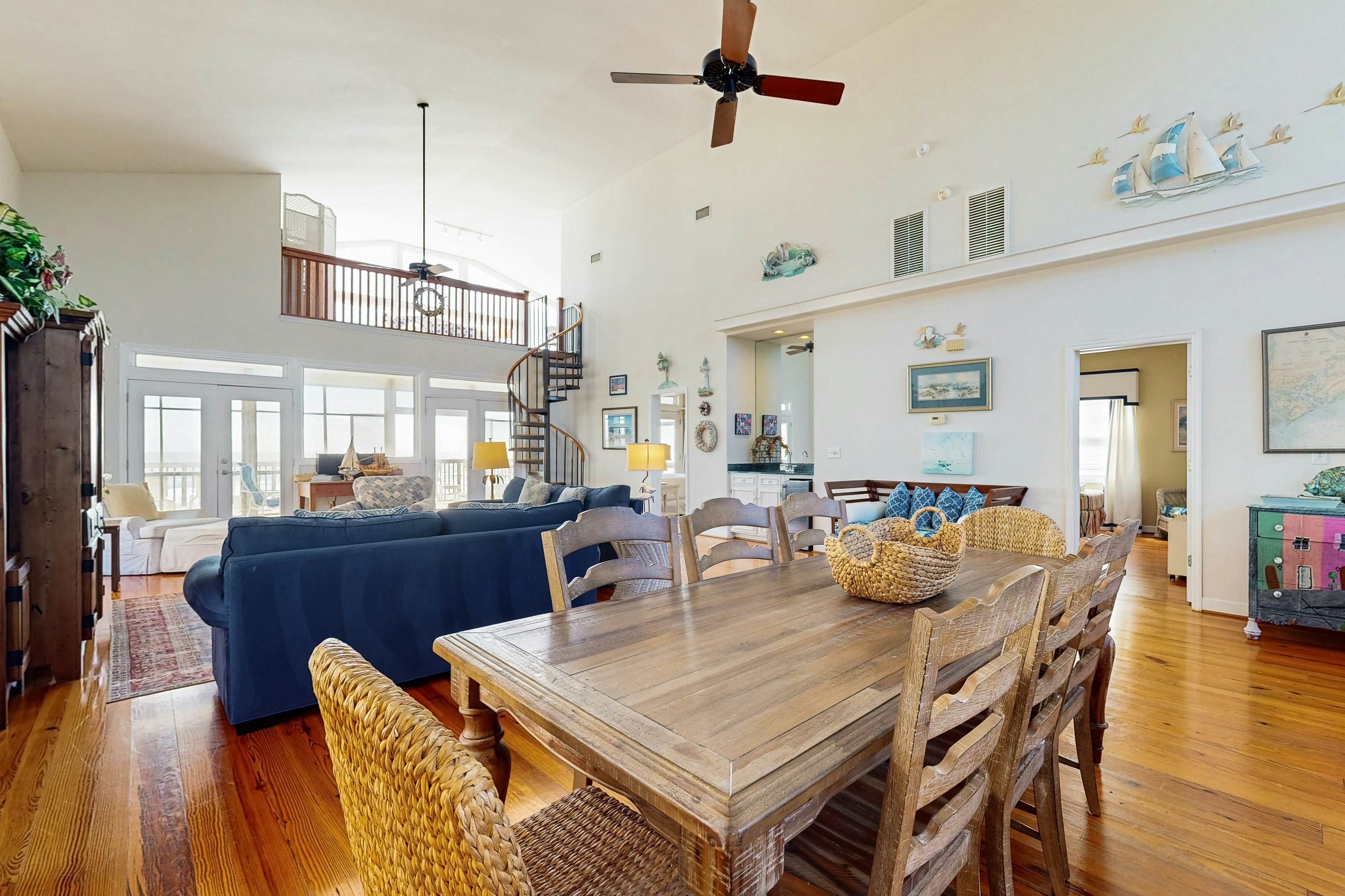 Spacious oceanfront home w/ stunning views, large deck - private access to beach