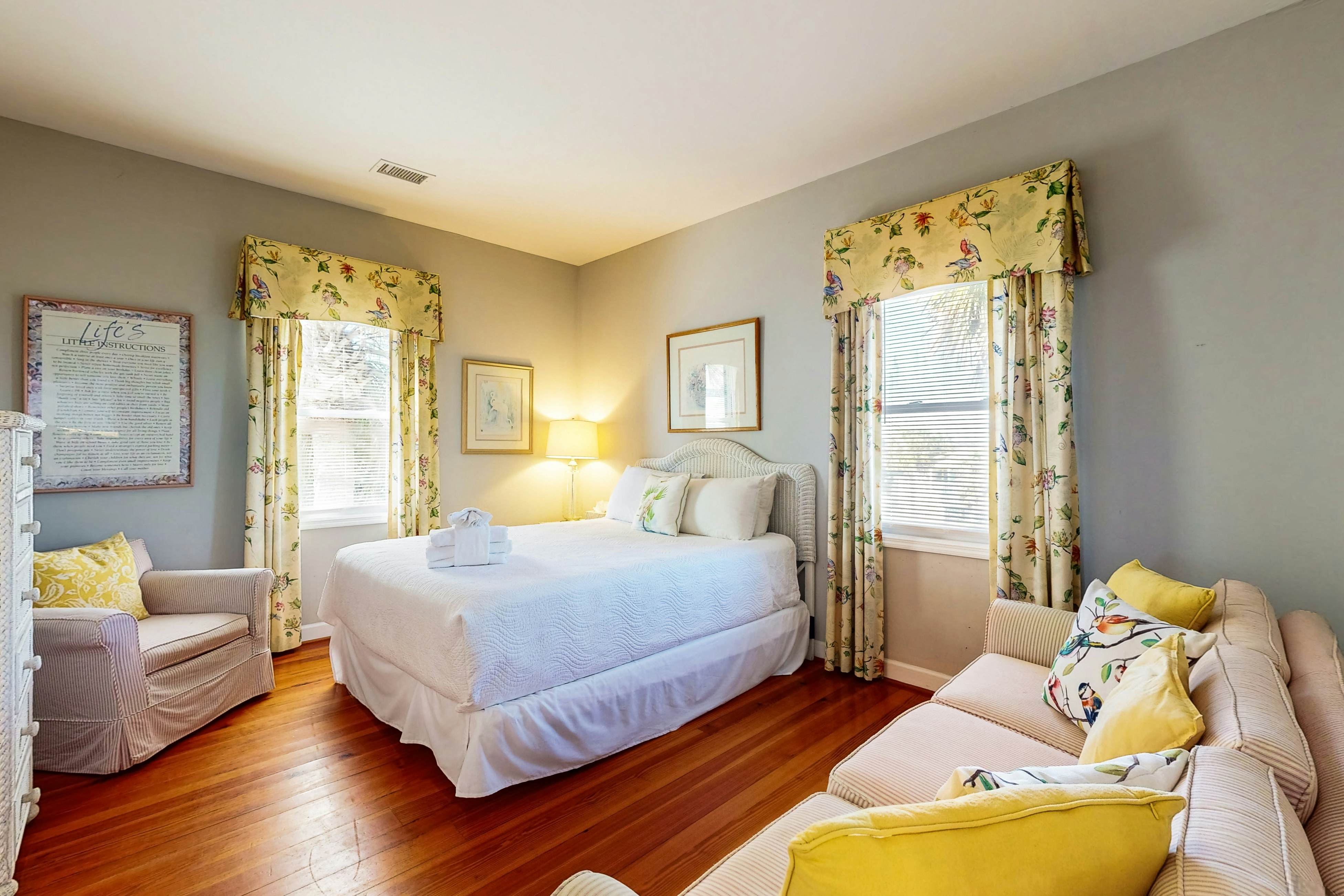 Spacious oceanfront home w/ stunning views, large deck - private access to beach