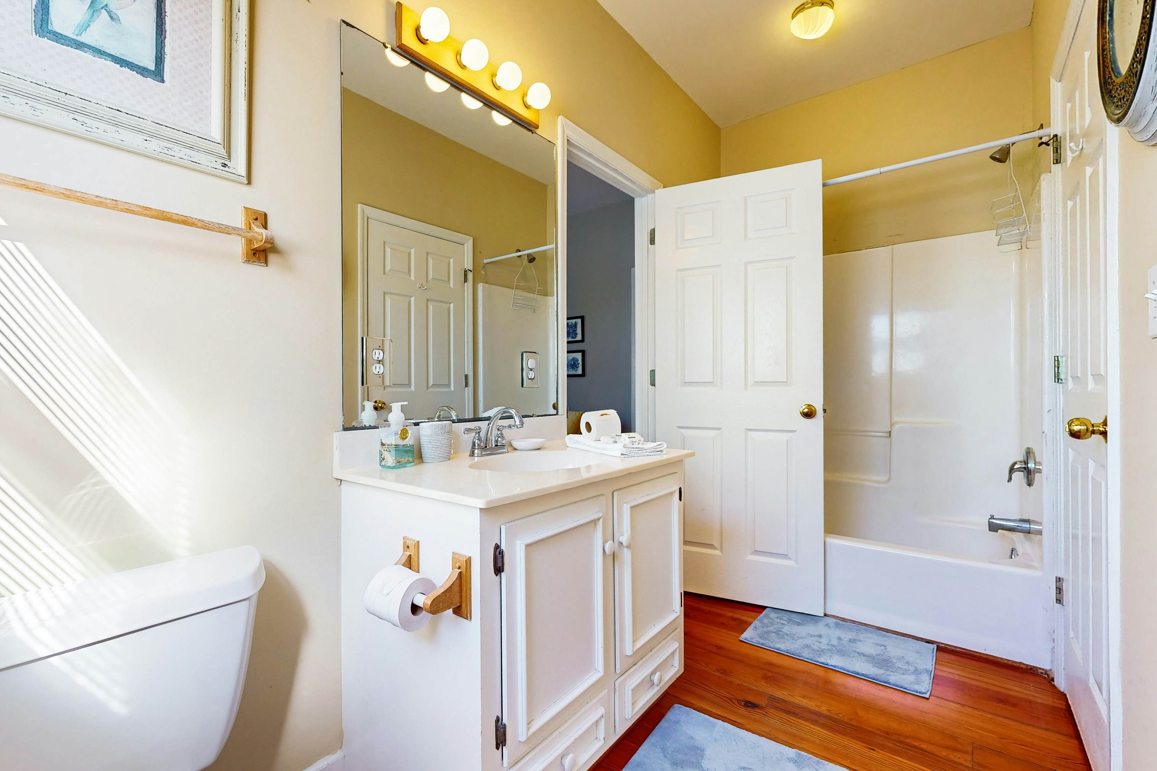 Spacious oceanfront home w/ stunning views, large deck - private access to beach