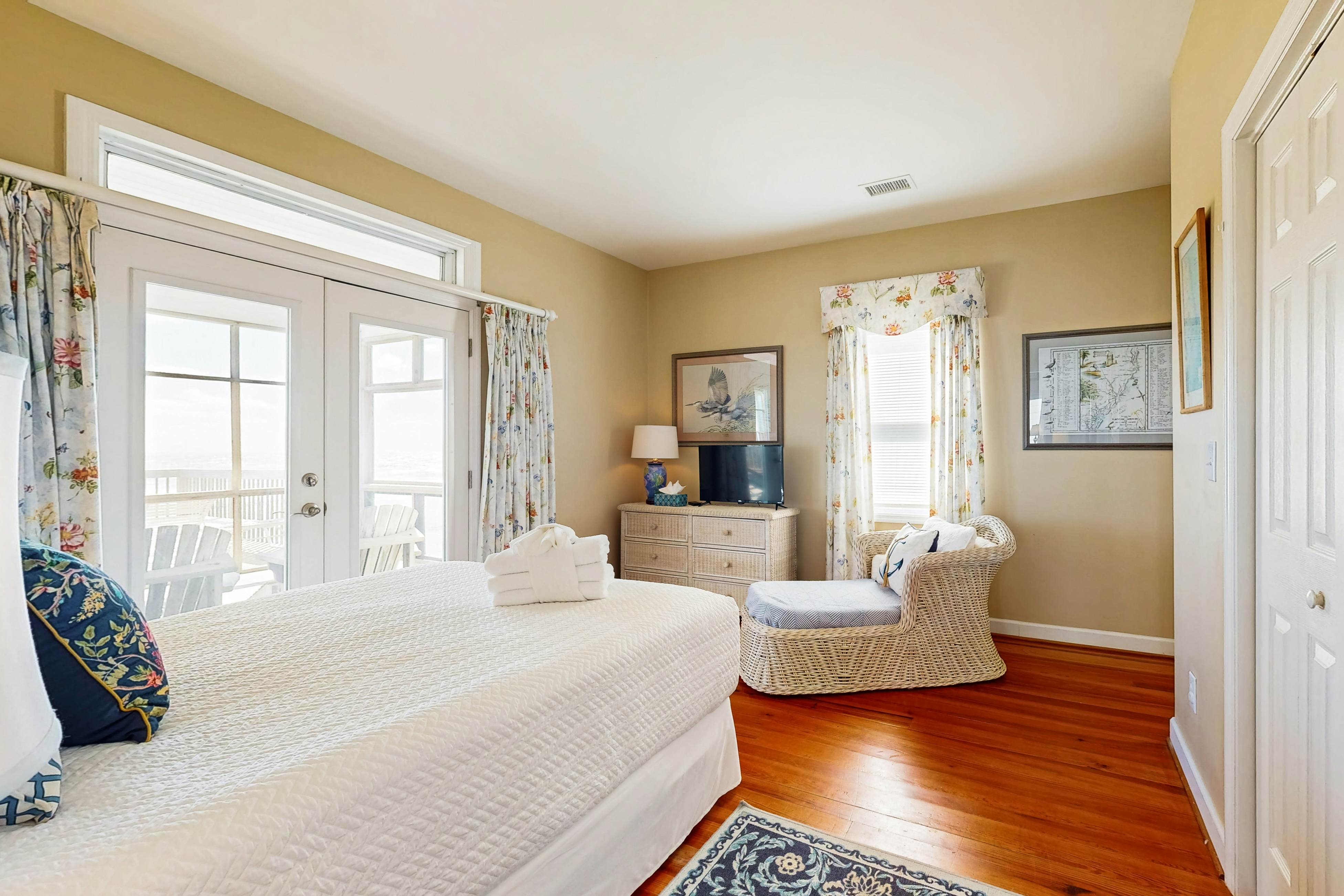 Spacious oceanfront home w/ stunning views, large deck - private access to beach