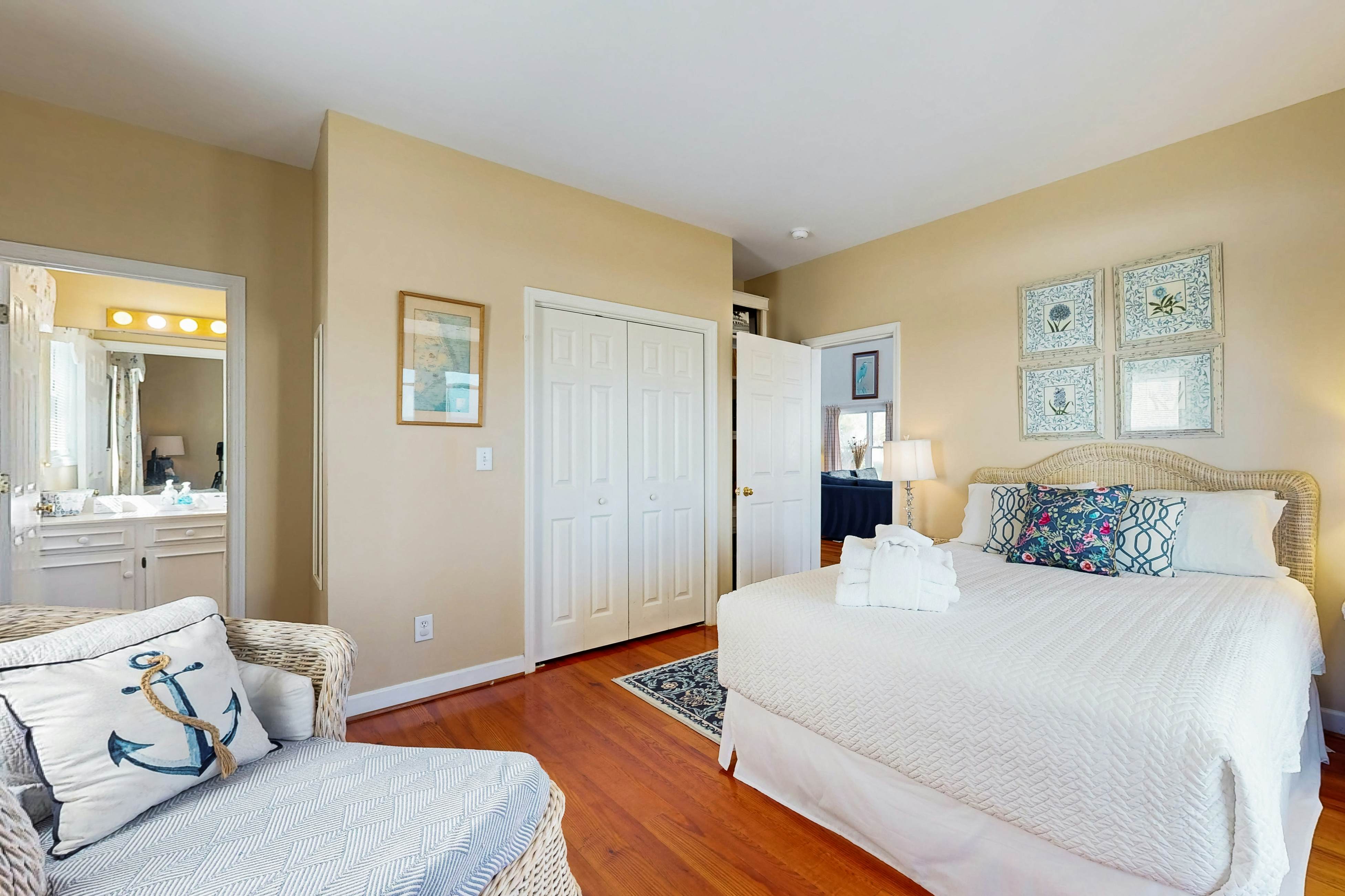 Spacious oceanfront home w/ stunning views, large deck - private access to beach