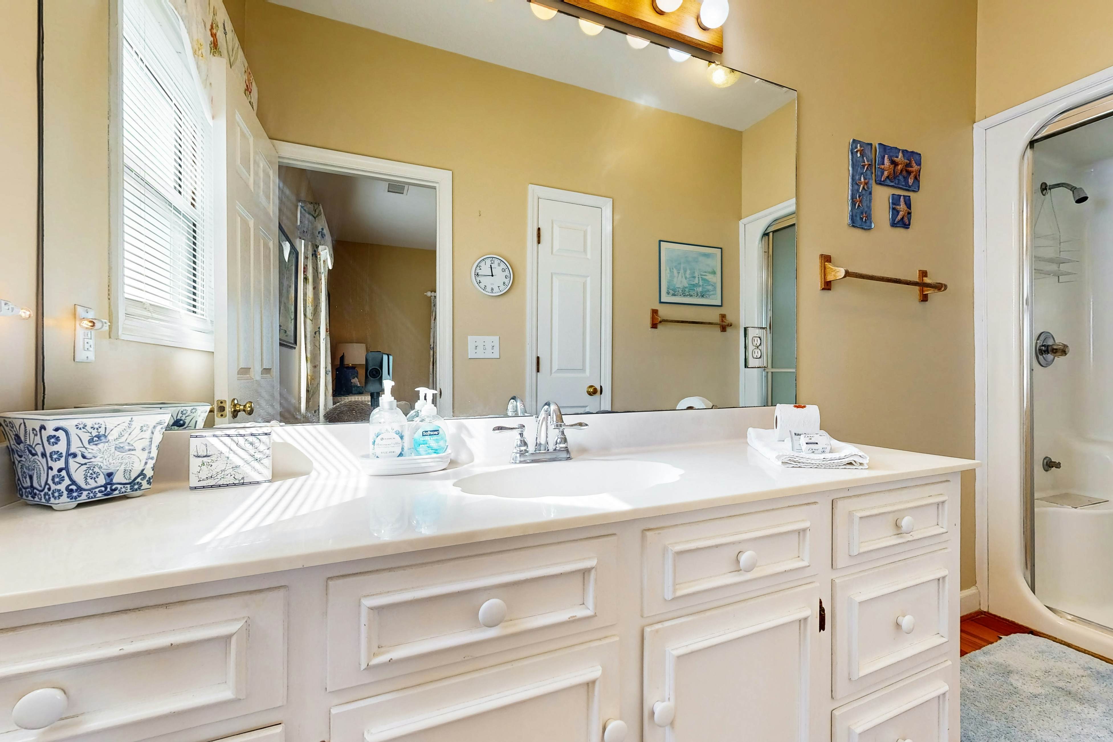 Spacious oceanfront home w/ stunning views, large deck - private access to beach