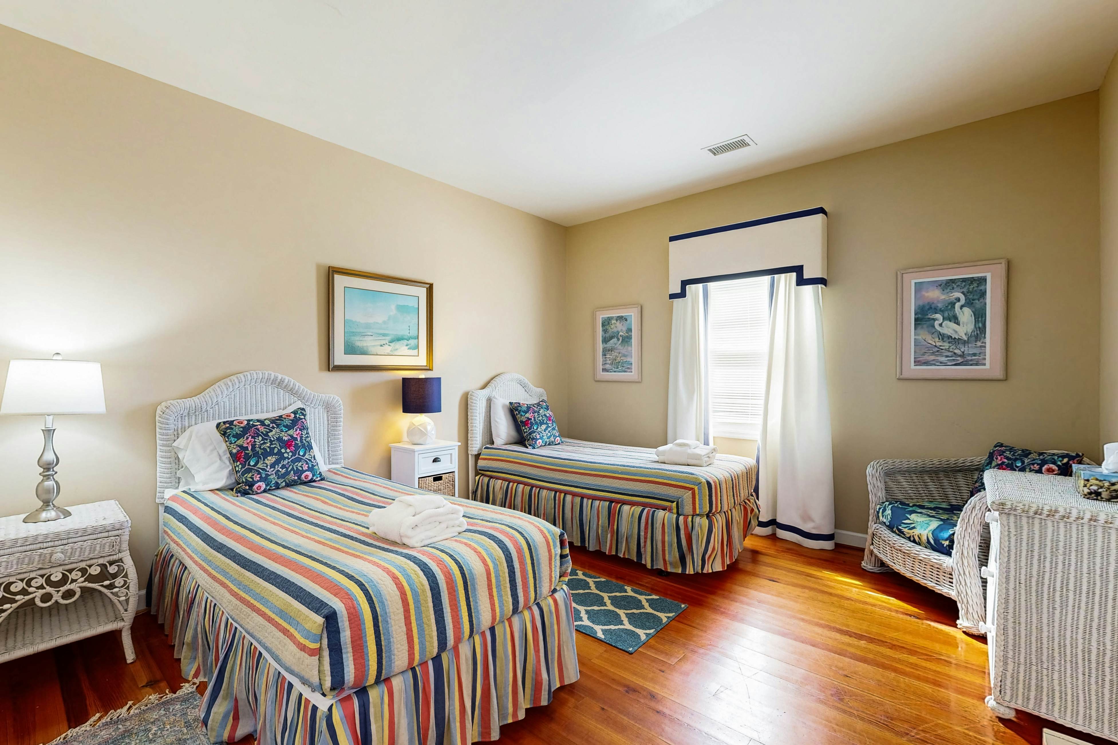 Spacious oceanfront home w/ stunning views, large deck - private access to beach