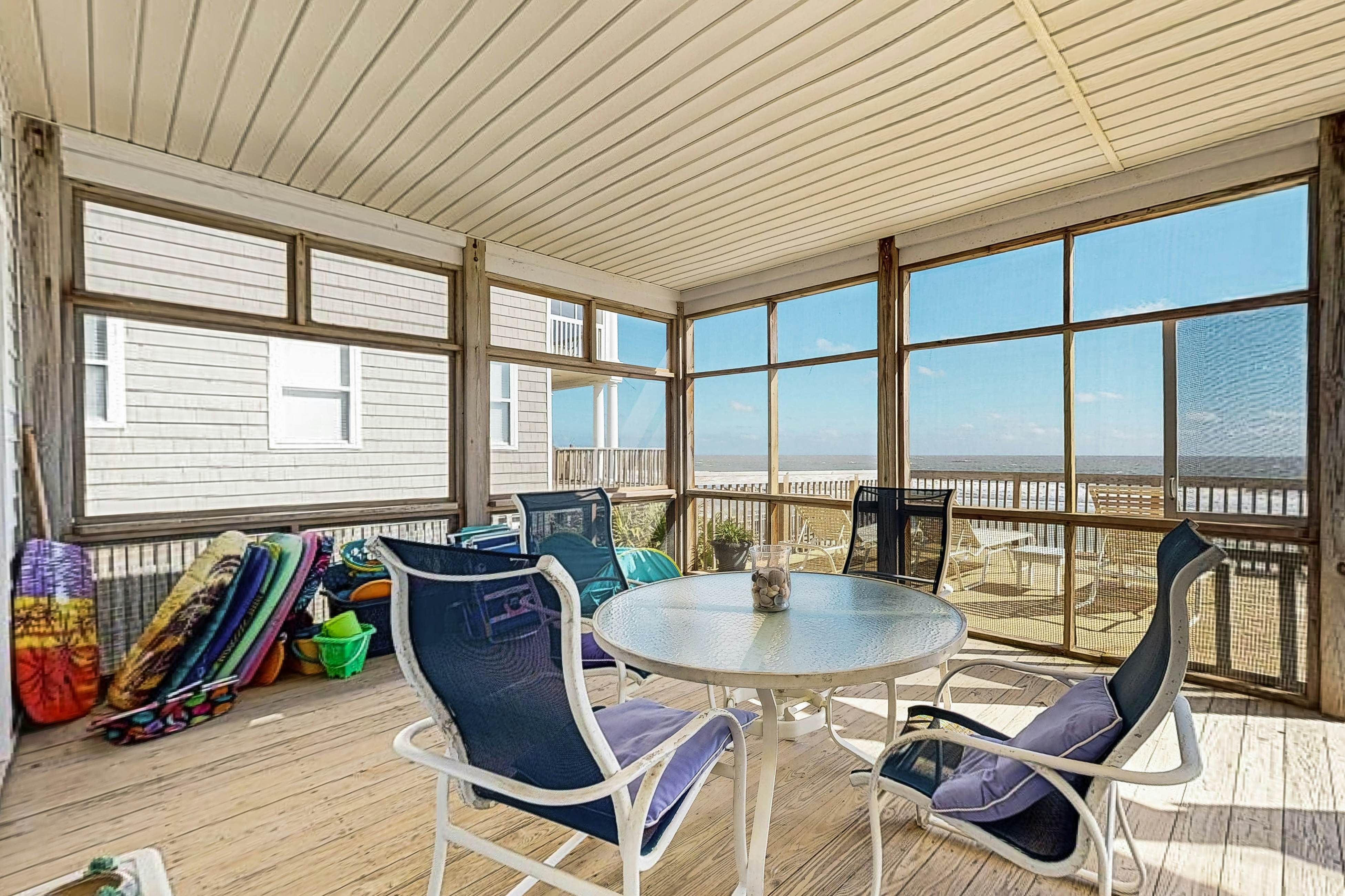 Spacious oceanfront home w/ stunning views, large deck - private access to beach