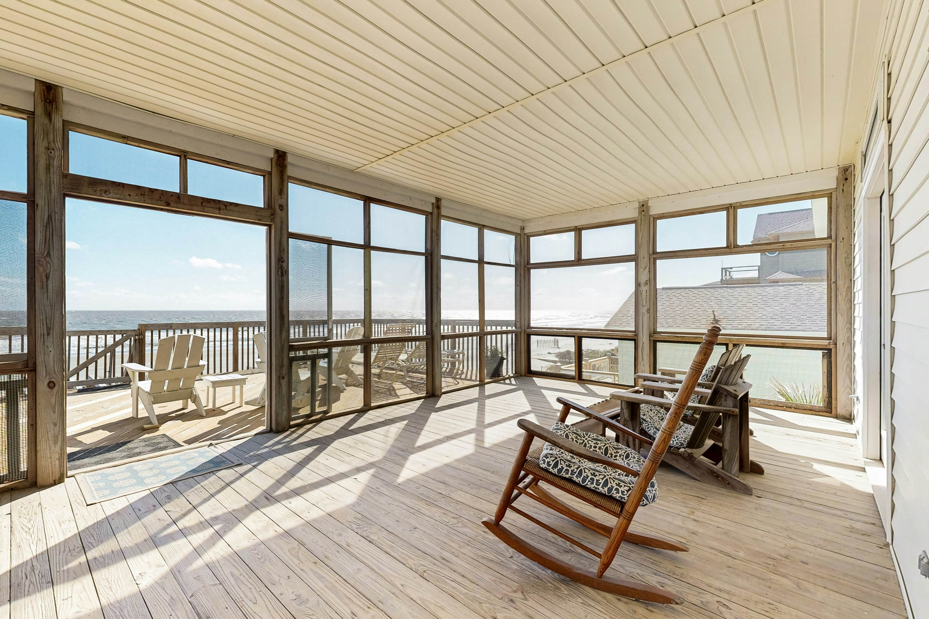 Spacious oceanfront home w/ stunning views, large deck - private access to beach
