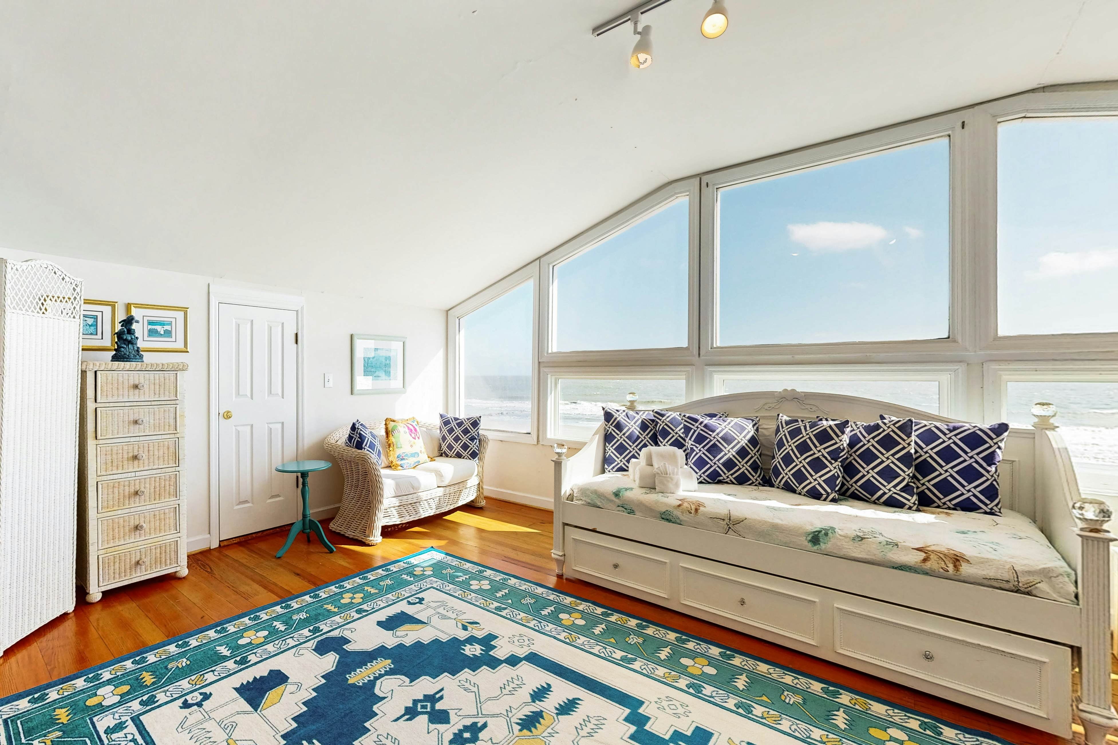 Spacious oceanfront home w/ stunning views, large deck - private access to beach