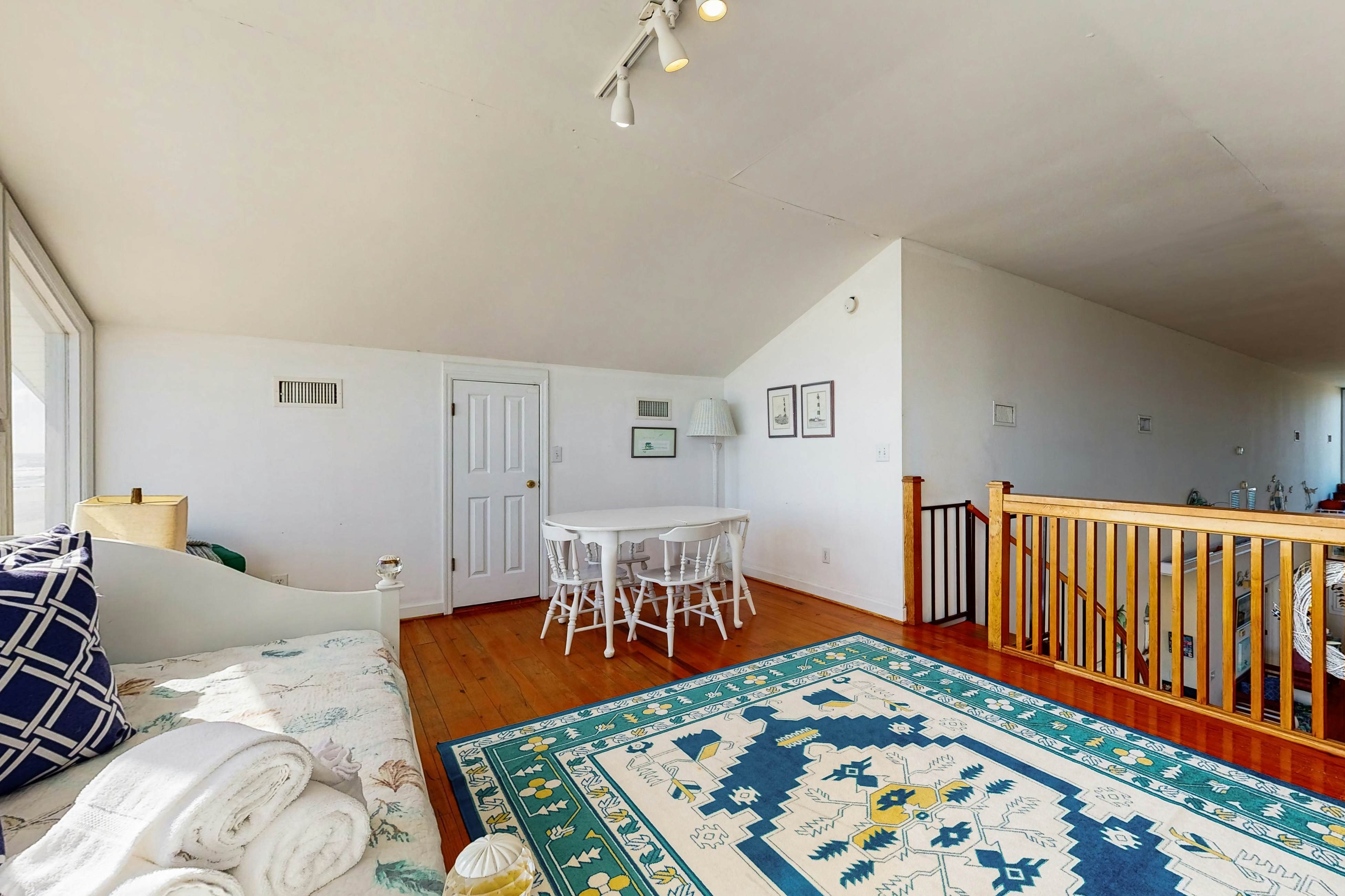 Spacious oceanfront home w/ stunning views, large deck - private access to beach