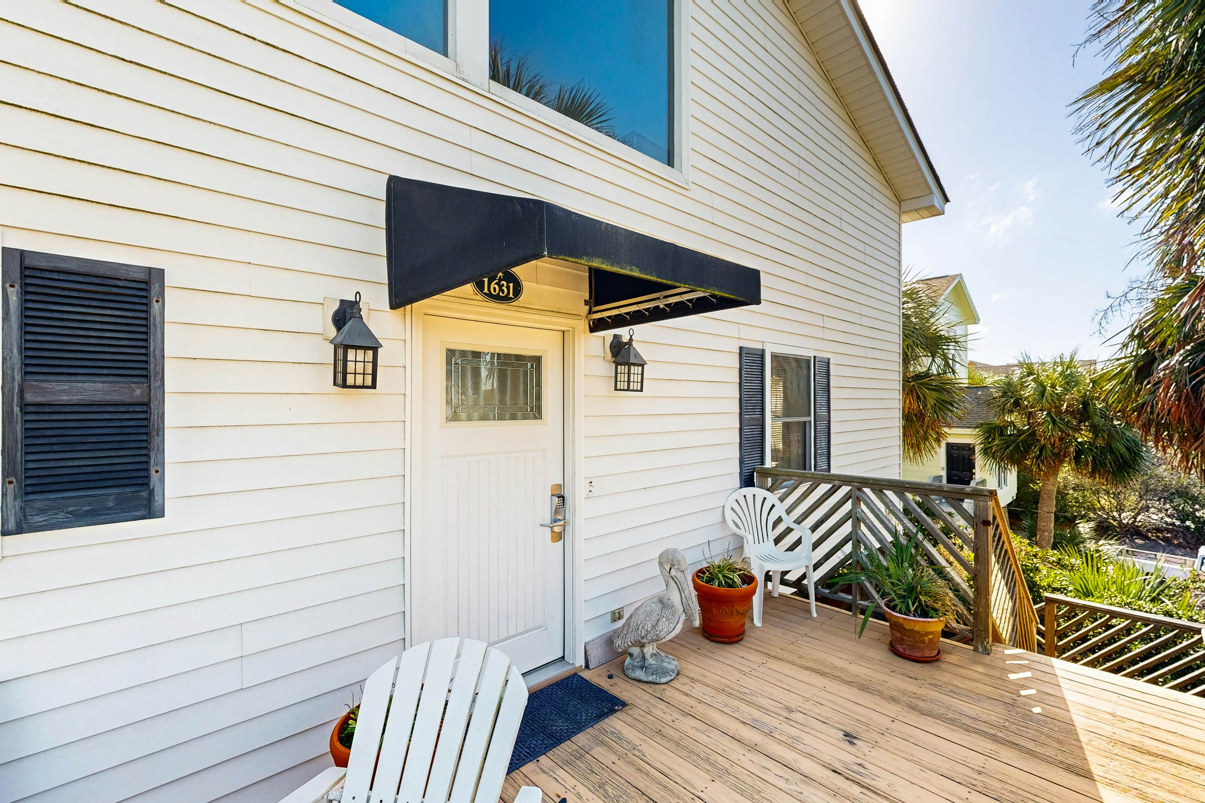 Spacious oceanfront home w/ stunning views, large deck - private access to beach