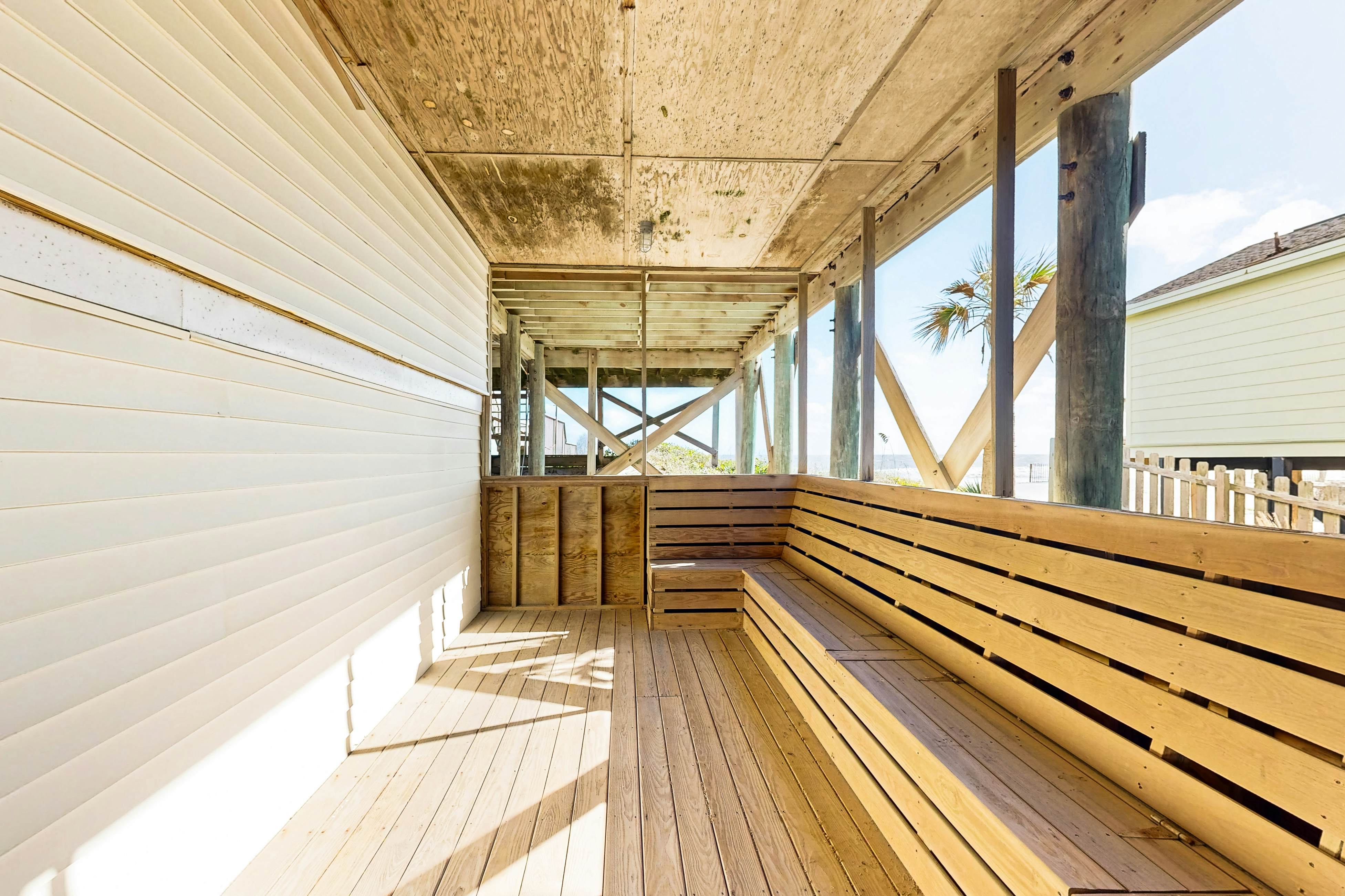 Spacious oceanfront home w/ stunning views, large deck - private access to beach