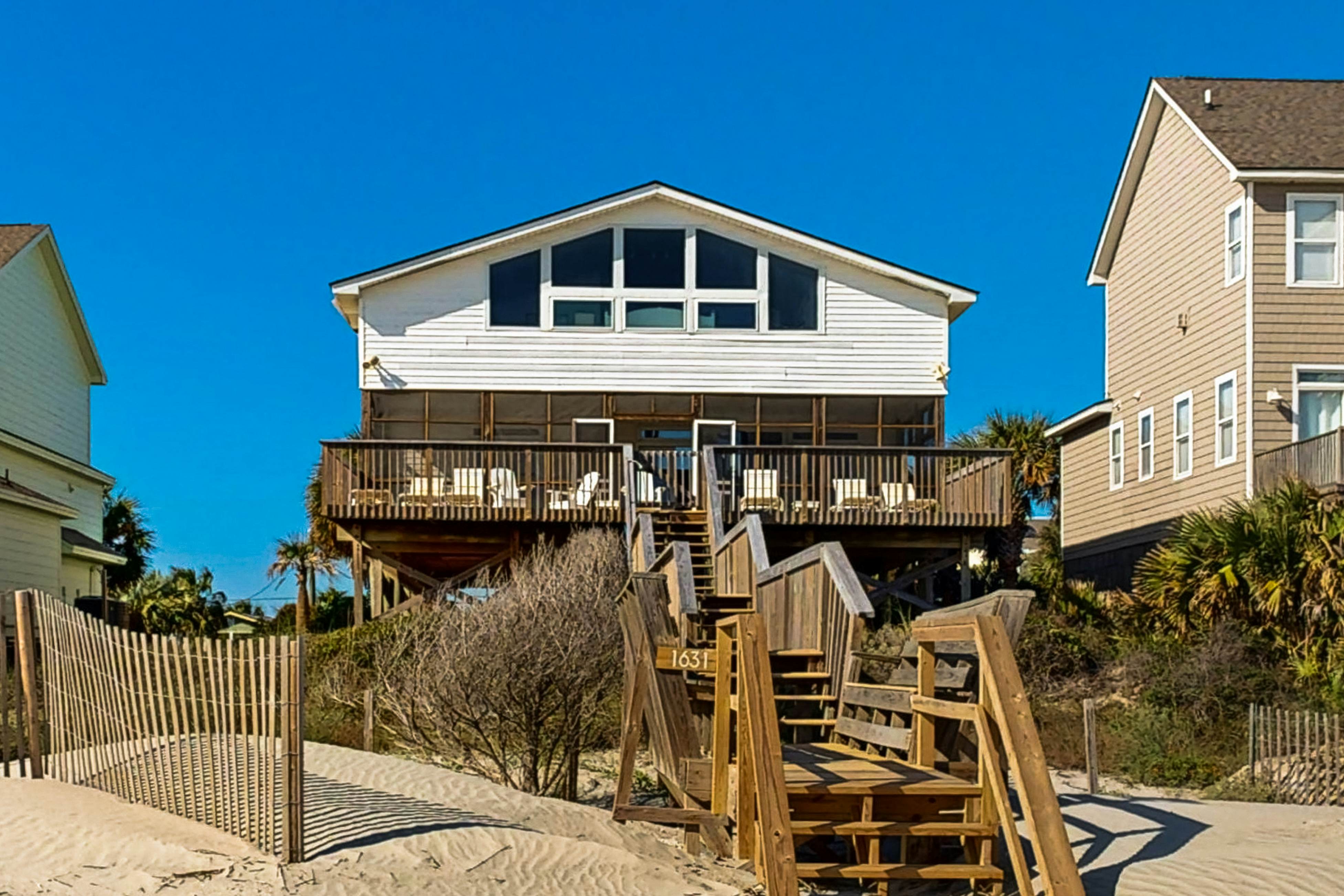 Spacious oceanfront home w/ stunning views, large deck - private access to beach