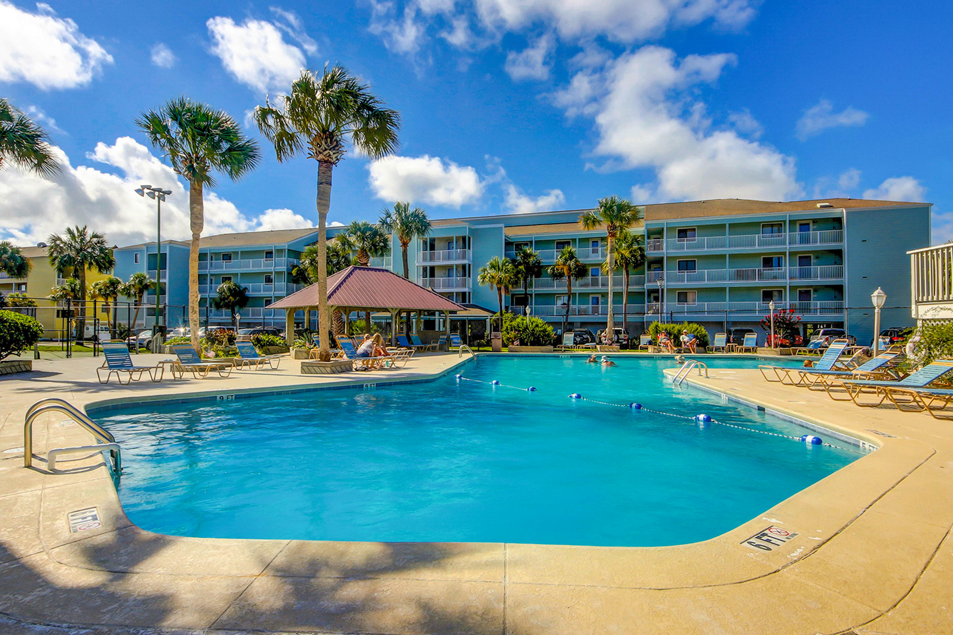 2-story riverfront condo with 2 balconies, outdoor pool, grills, river views, AC