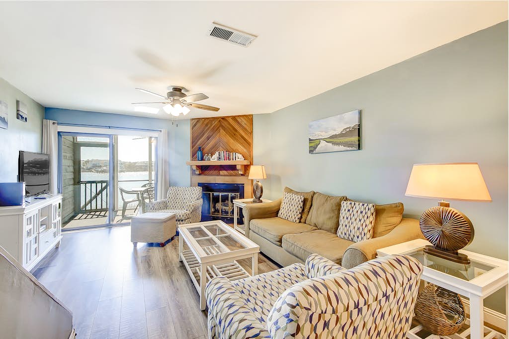 2-story riverfront condo with 2 balconies, outdoor pool, grills, river views, AC