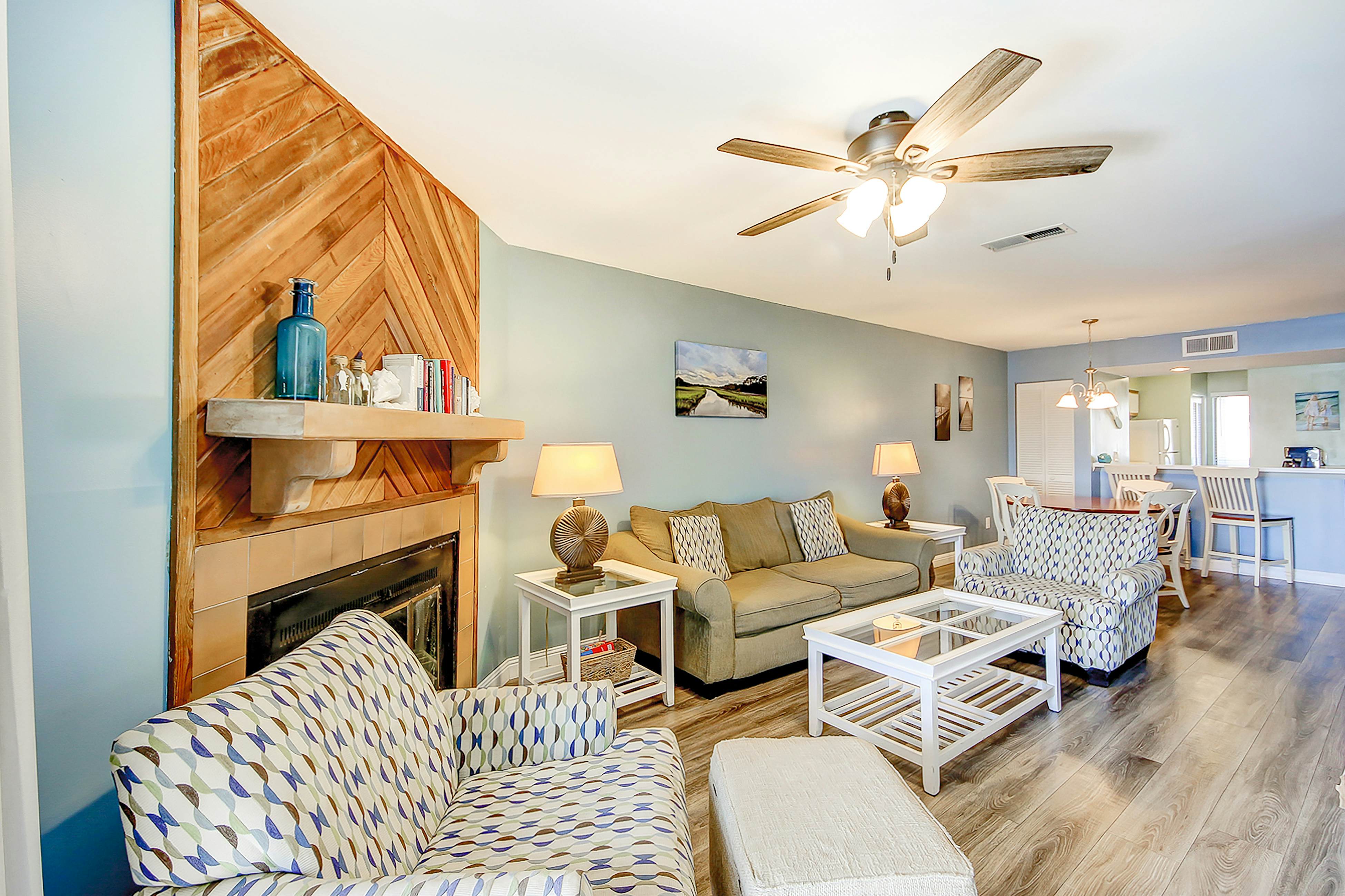 2-story riverfront condo with 2 balconies, outdoor pool, grills, river views, AC