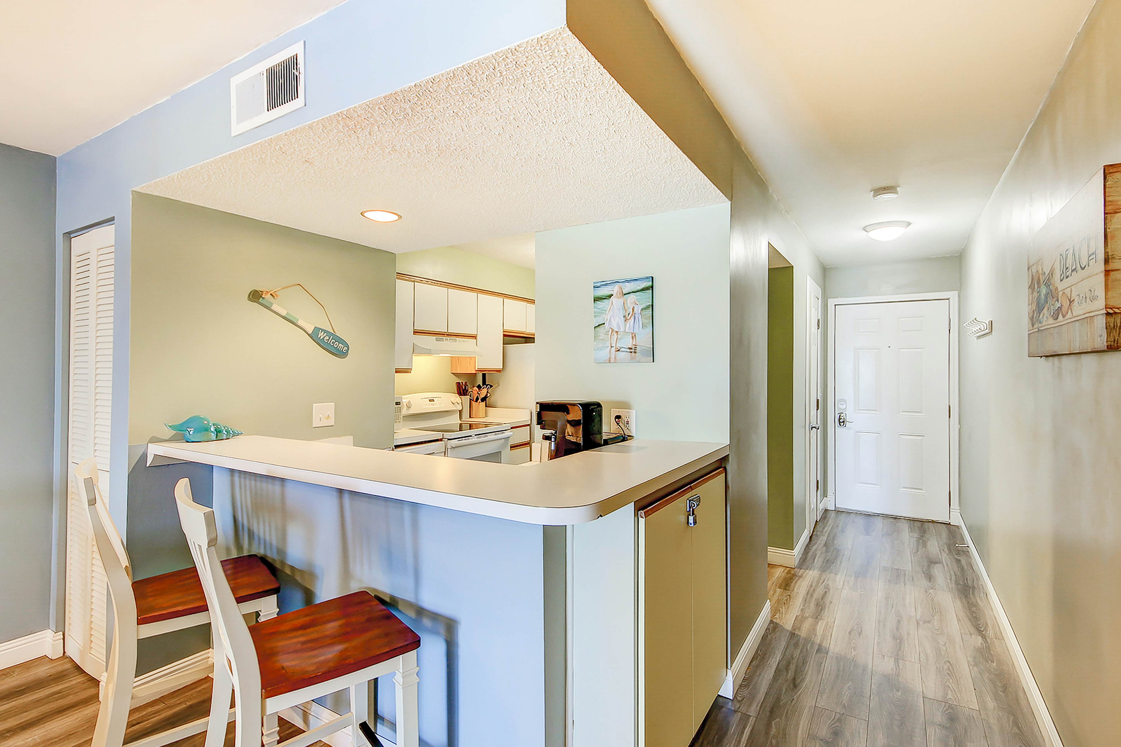 2-story riverfront condo with 2 balconies, outdoor pool, grills, river views, AC