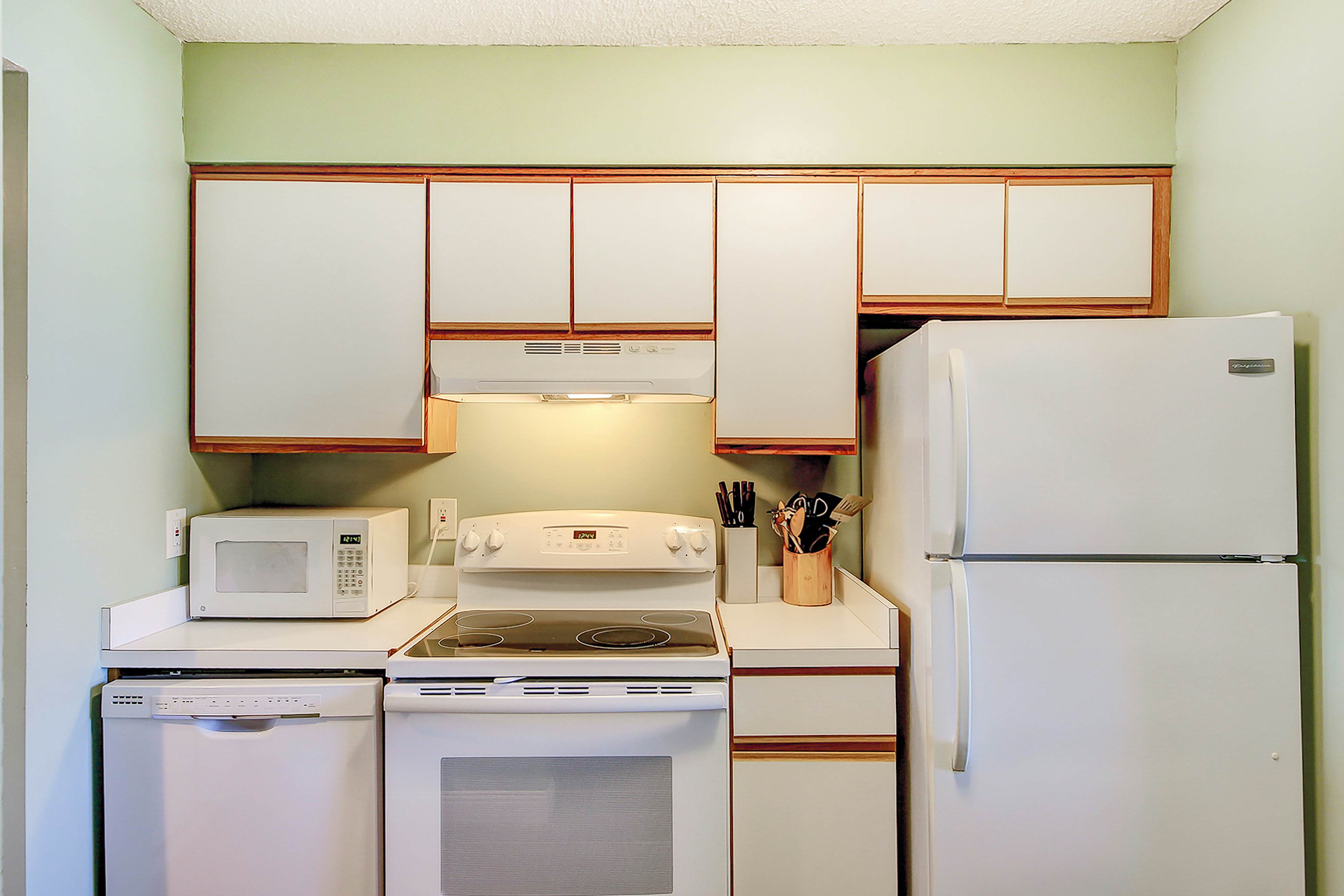 2-story riverfront condo with 2 balconies, outdoor pool, grills, river views, AC