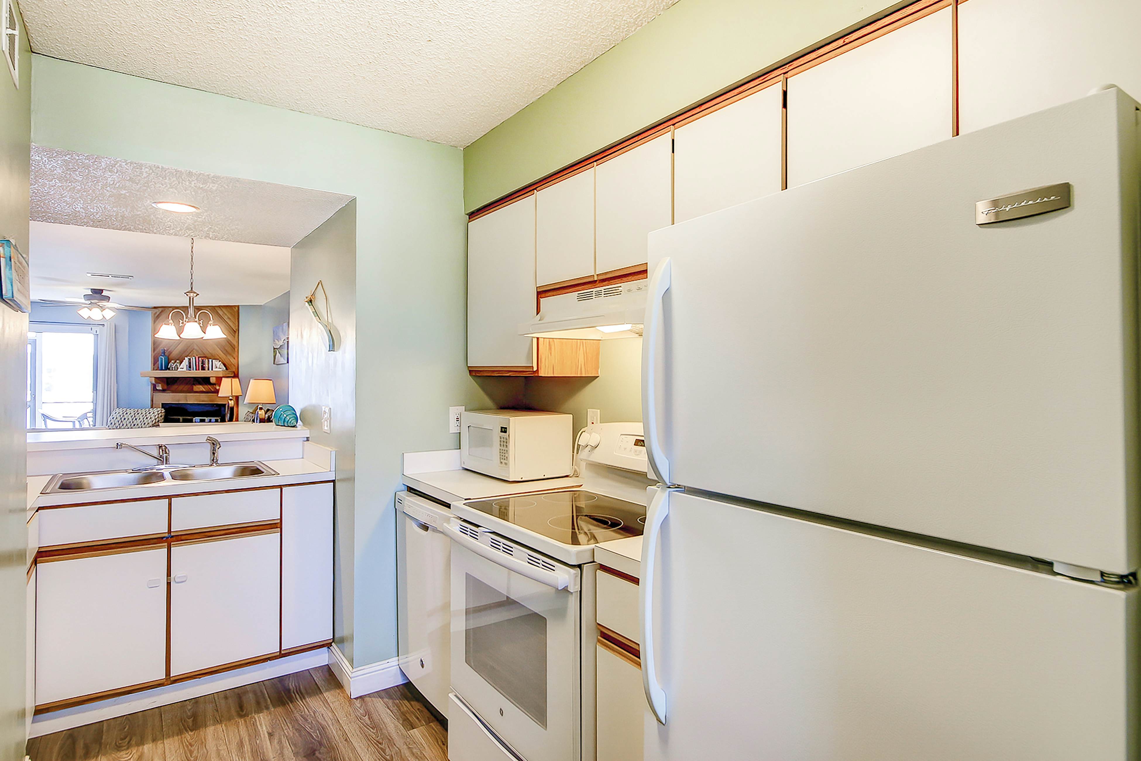 2-story riverfront condo with 2 balconies, outdoor pool, grills, river views, AC