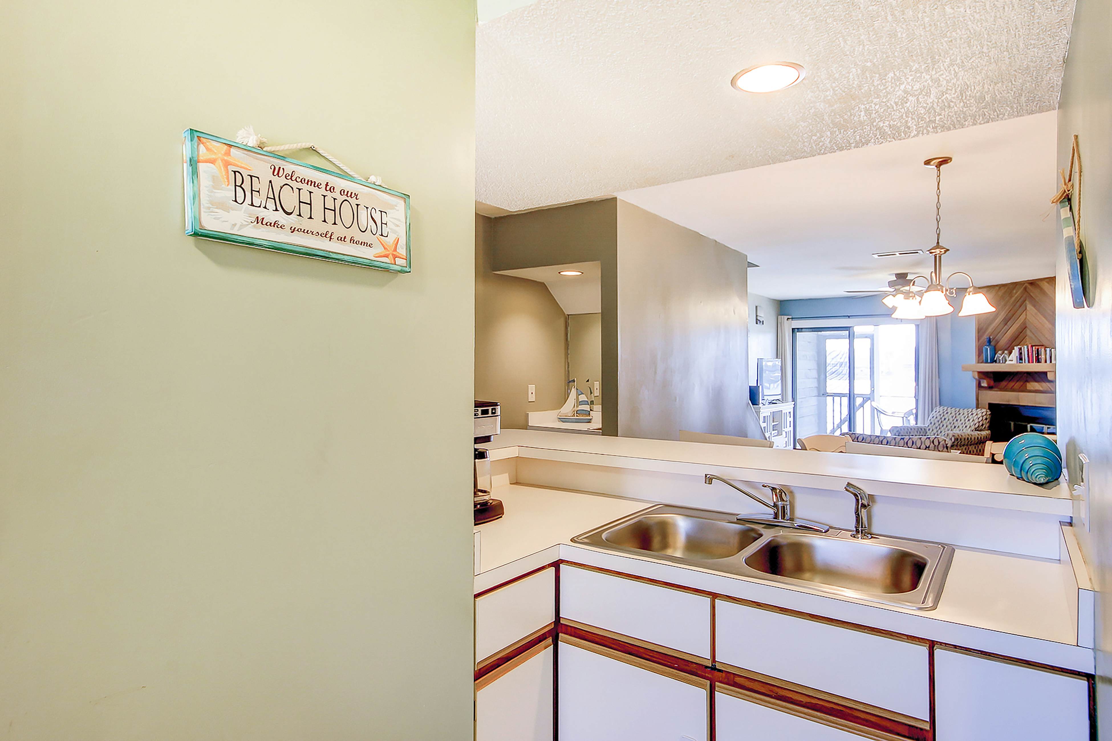 2-story riverfront condo with 2 balconies, outdoor pool, grills, river views, AC