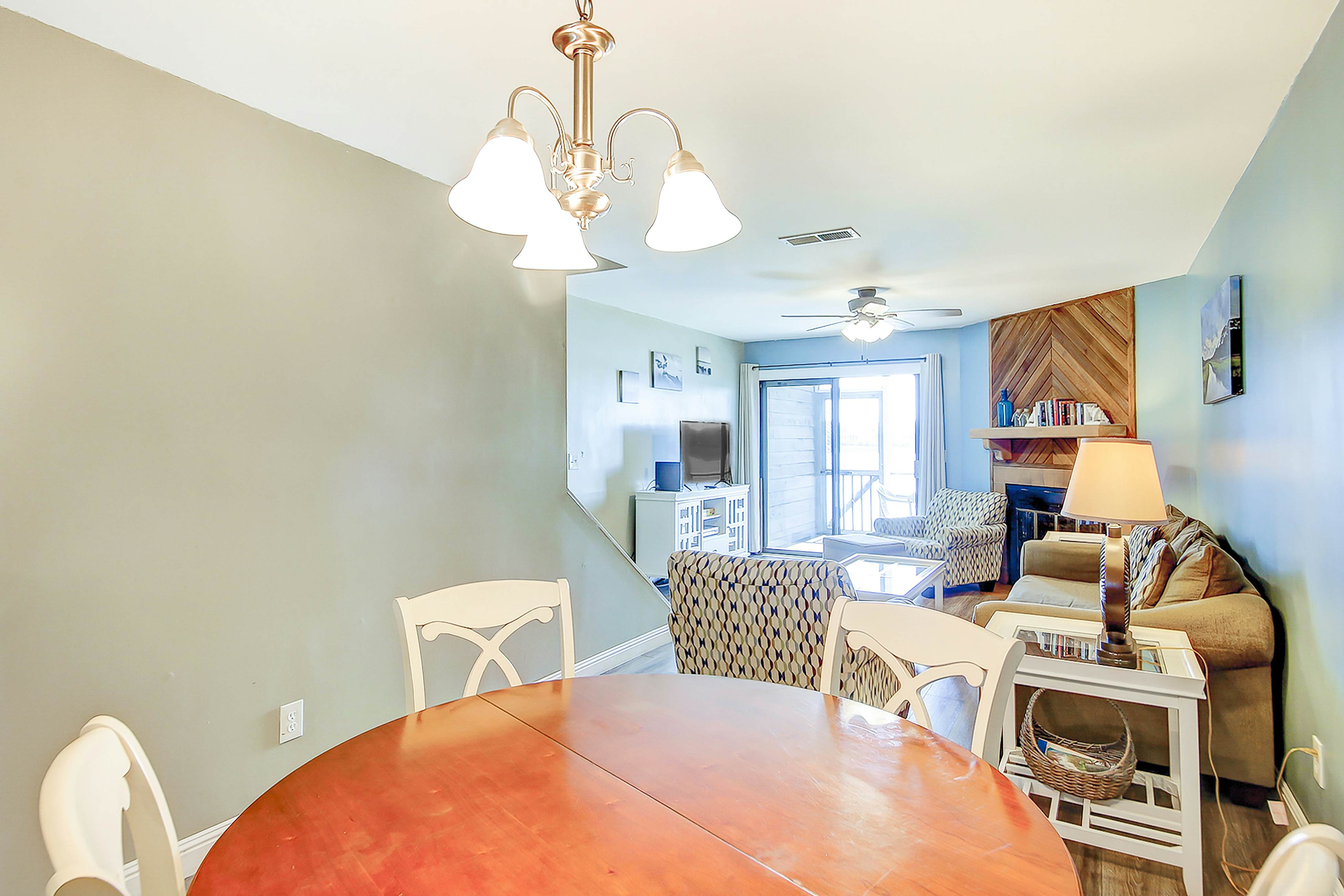 2-story riverfront condo with 2 balconies, outdoor pool, grills, river views, AC