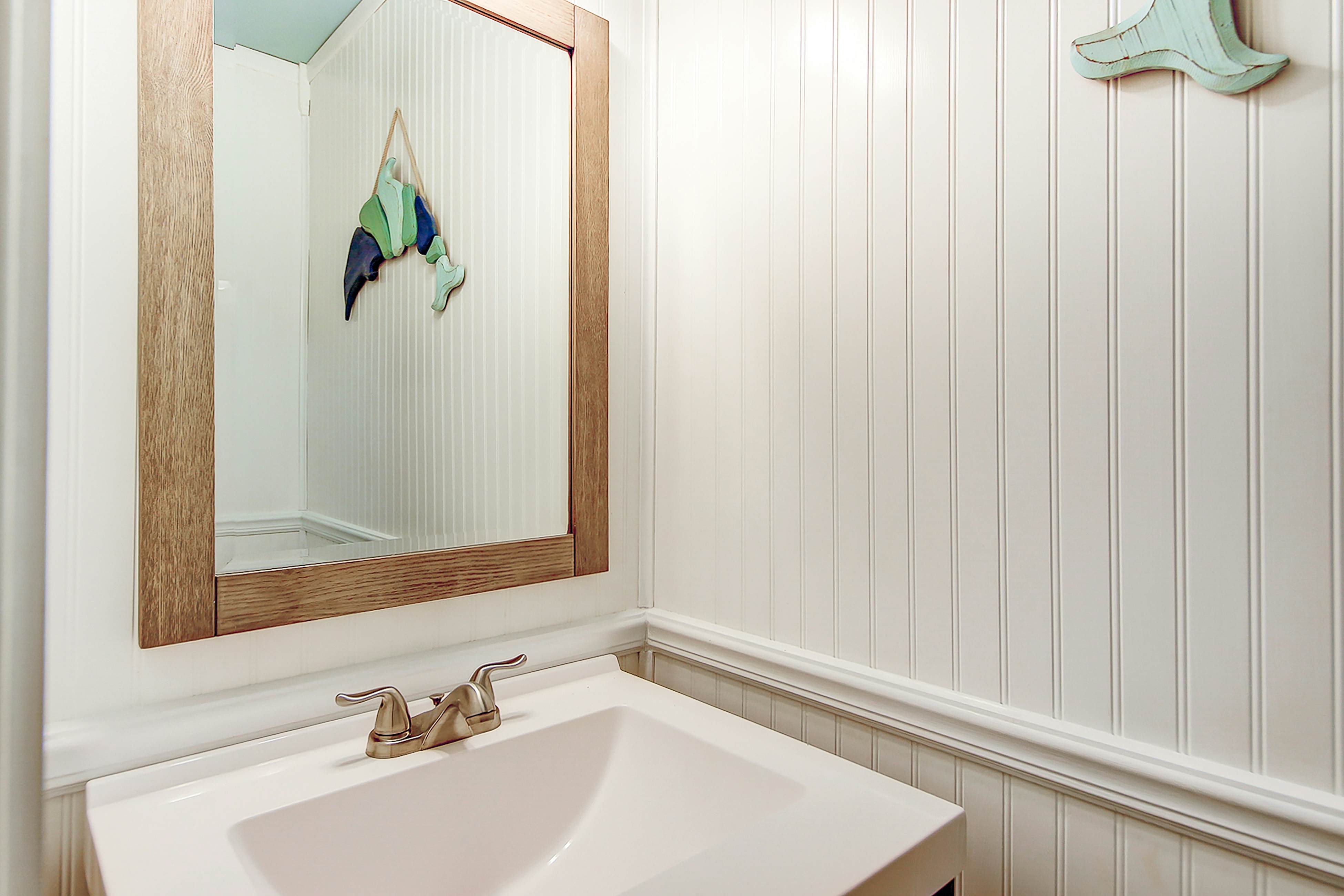 2-story riverfront condo with 2 balconies, outdoor pool, grills, river views, AC