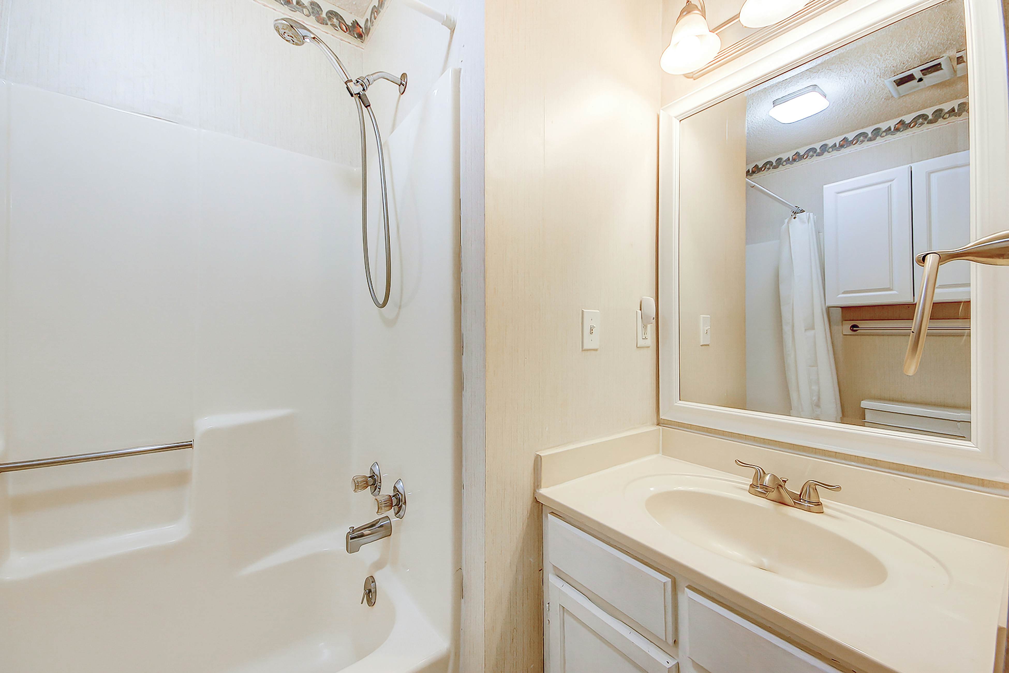 2-story riverfront condo with 2 balconies, outdoor pool, grills, river views, AC