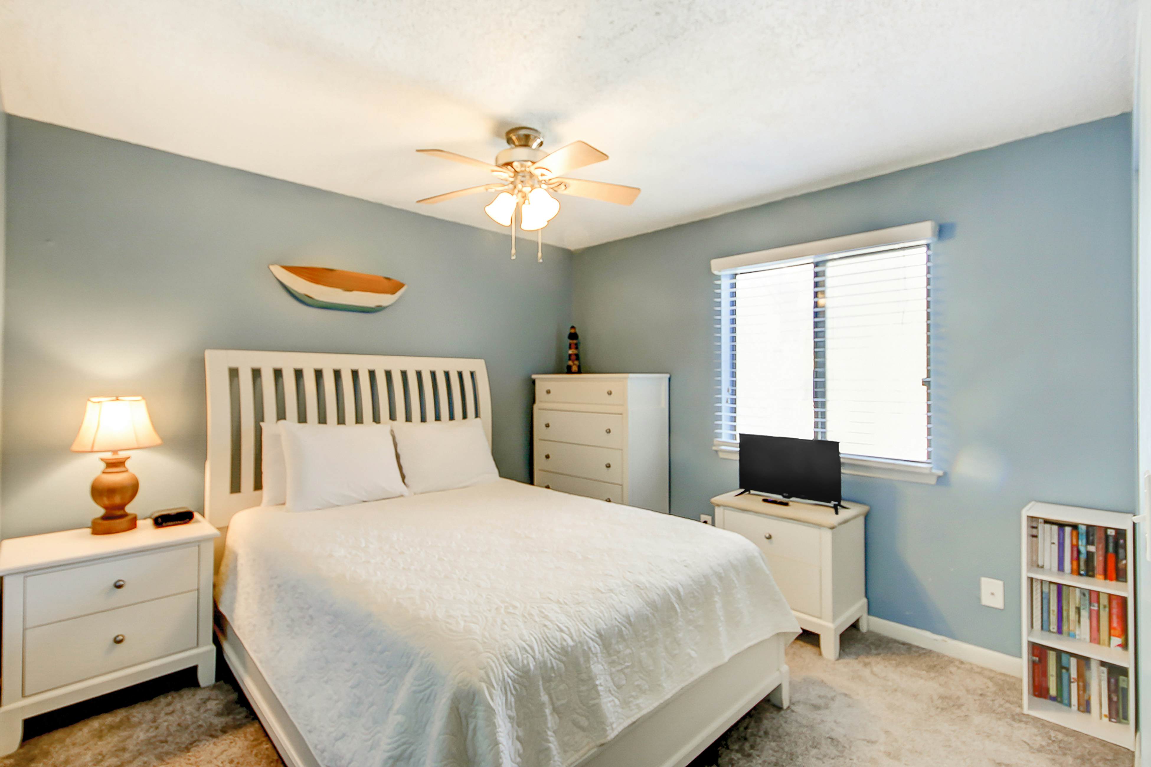 2-story riverfront condo with 2 balconies, outdoor pool, grills, river views, AC