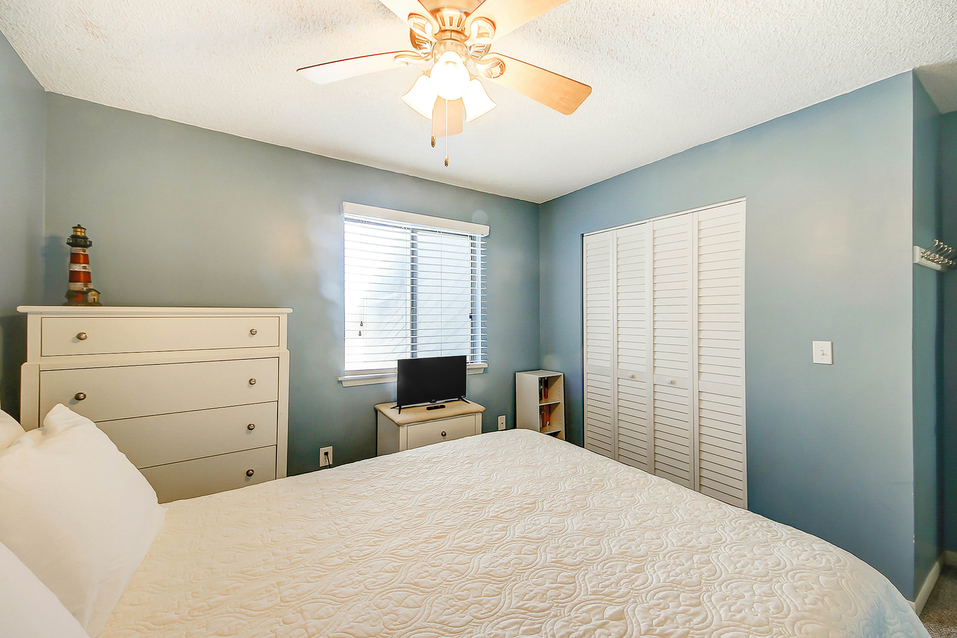 2-story riverfront condo with 2 balconies, outdoor pool, grills, river views, AC