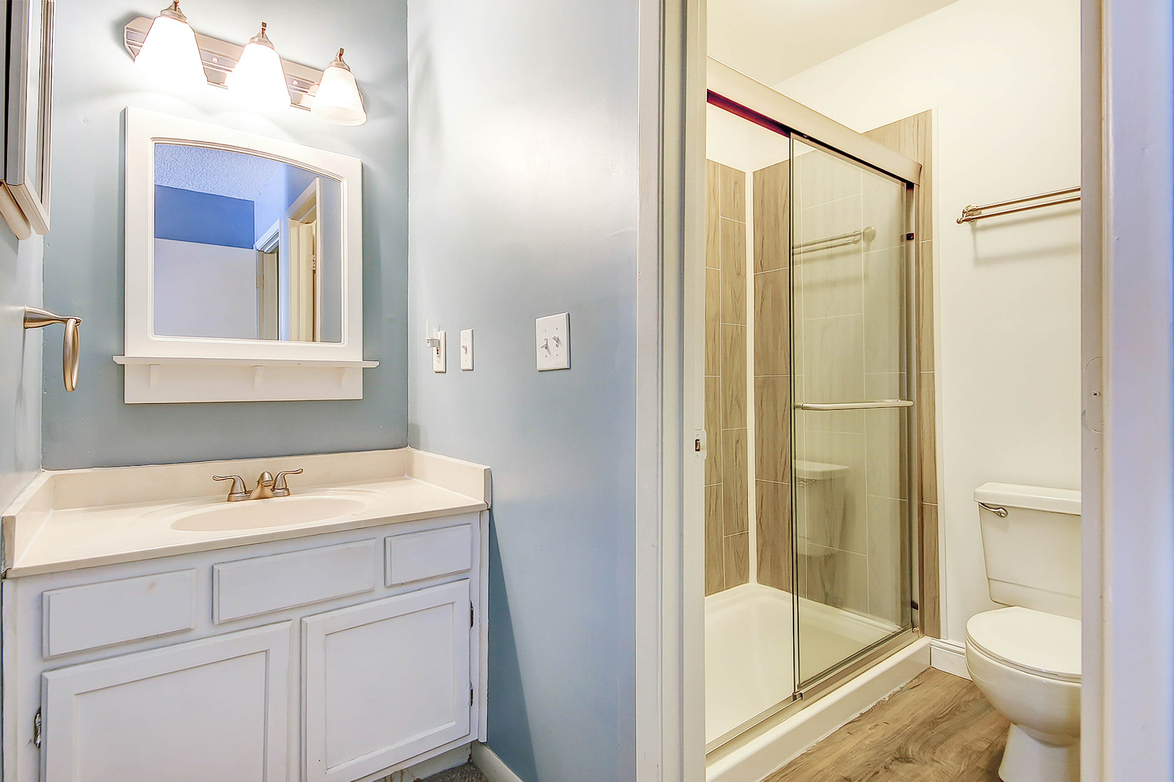 2-story riverfront condo with 2 balconies, outdoor pool, grills, river views, AC