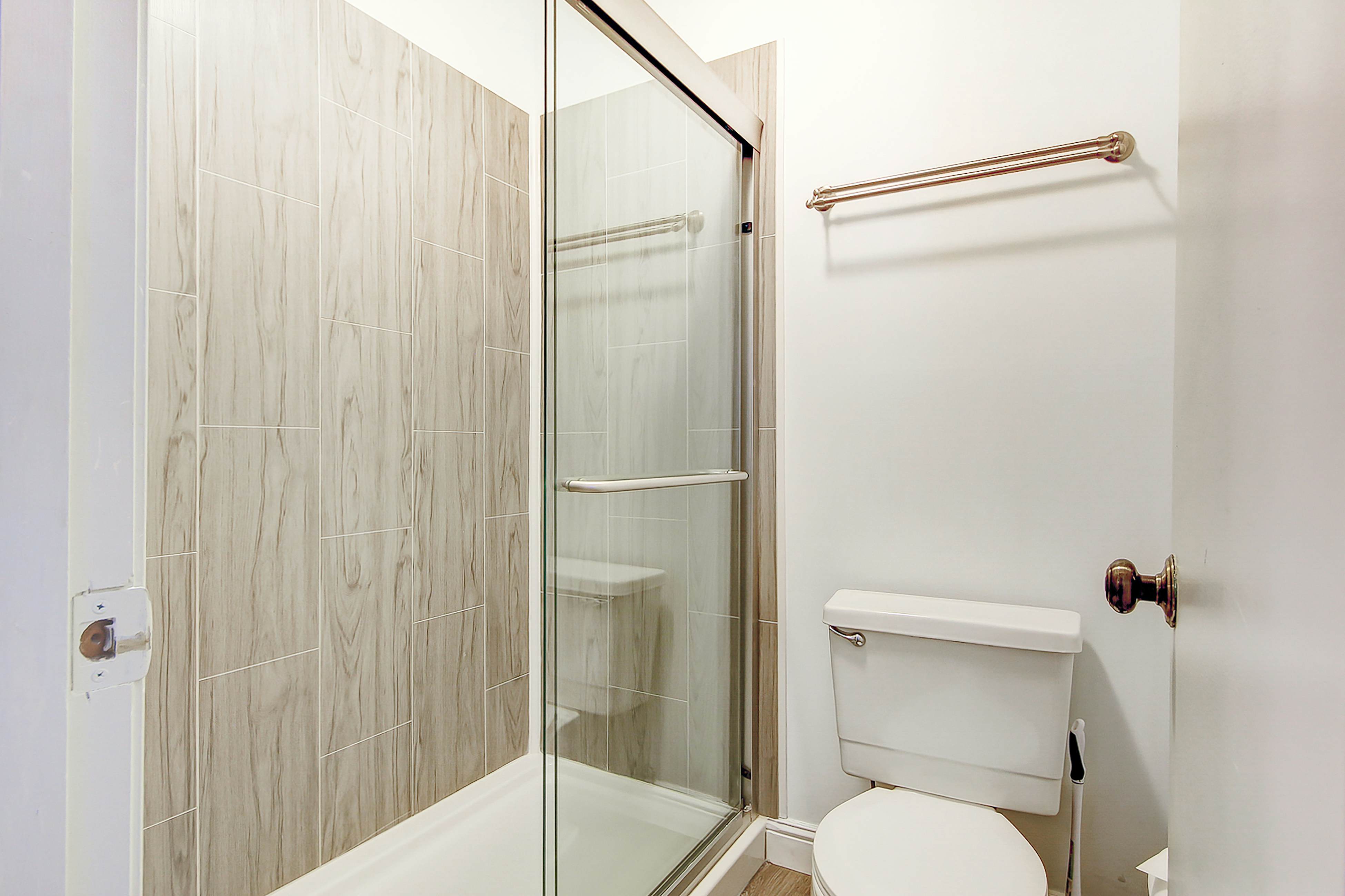 2-story riverfront condo with 2 balconies, outdoor pool, grills, river views, AC