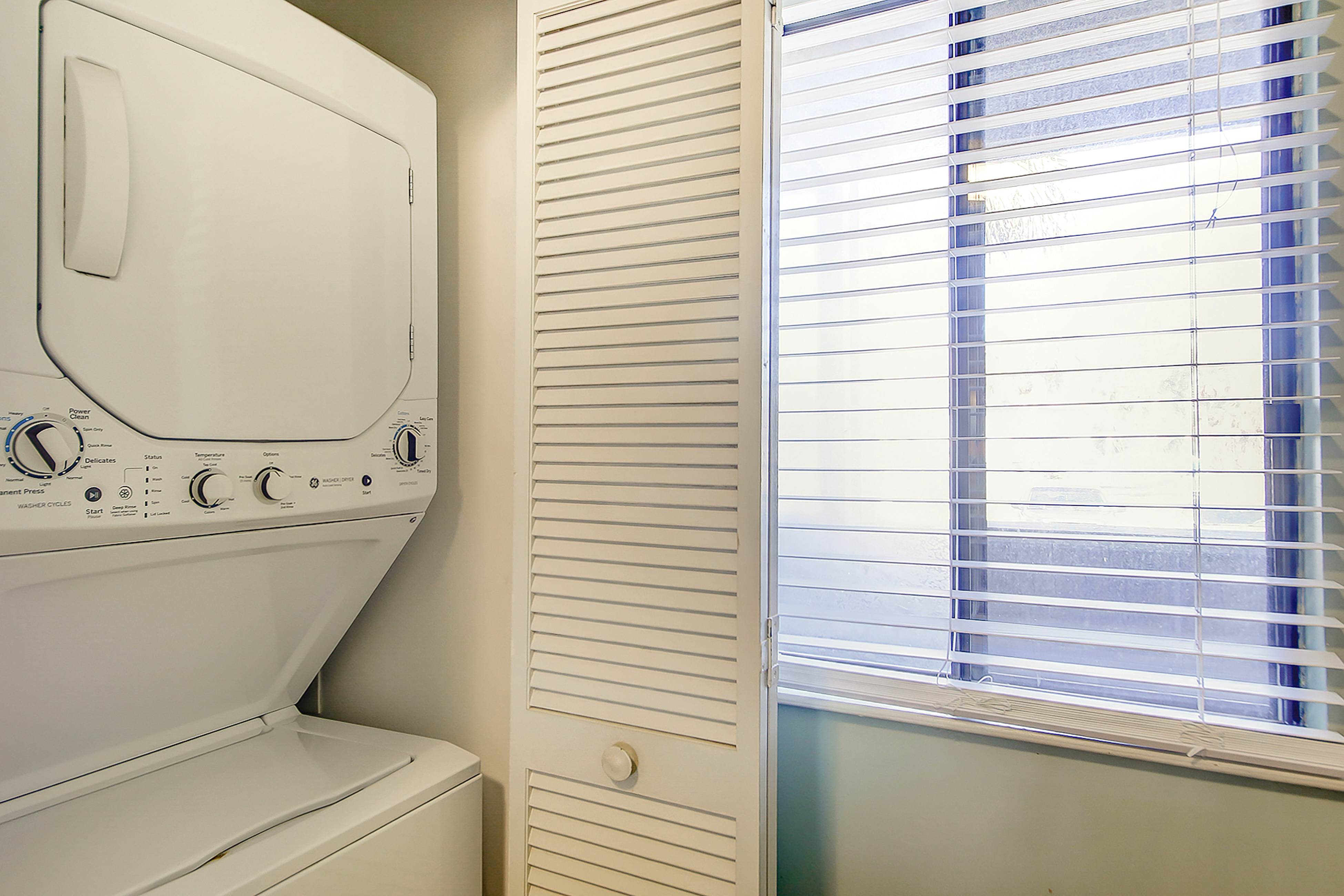 2-story riverfront condo with 2 balconies, outdoor pool, grills, river views, AC