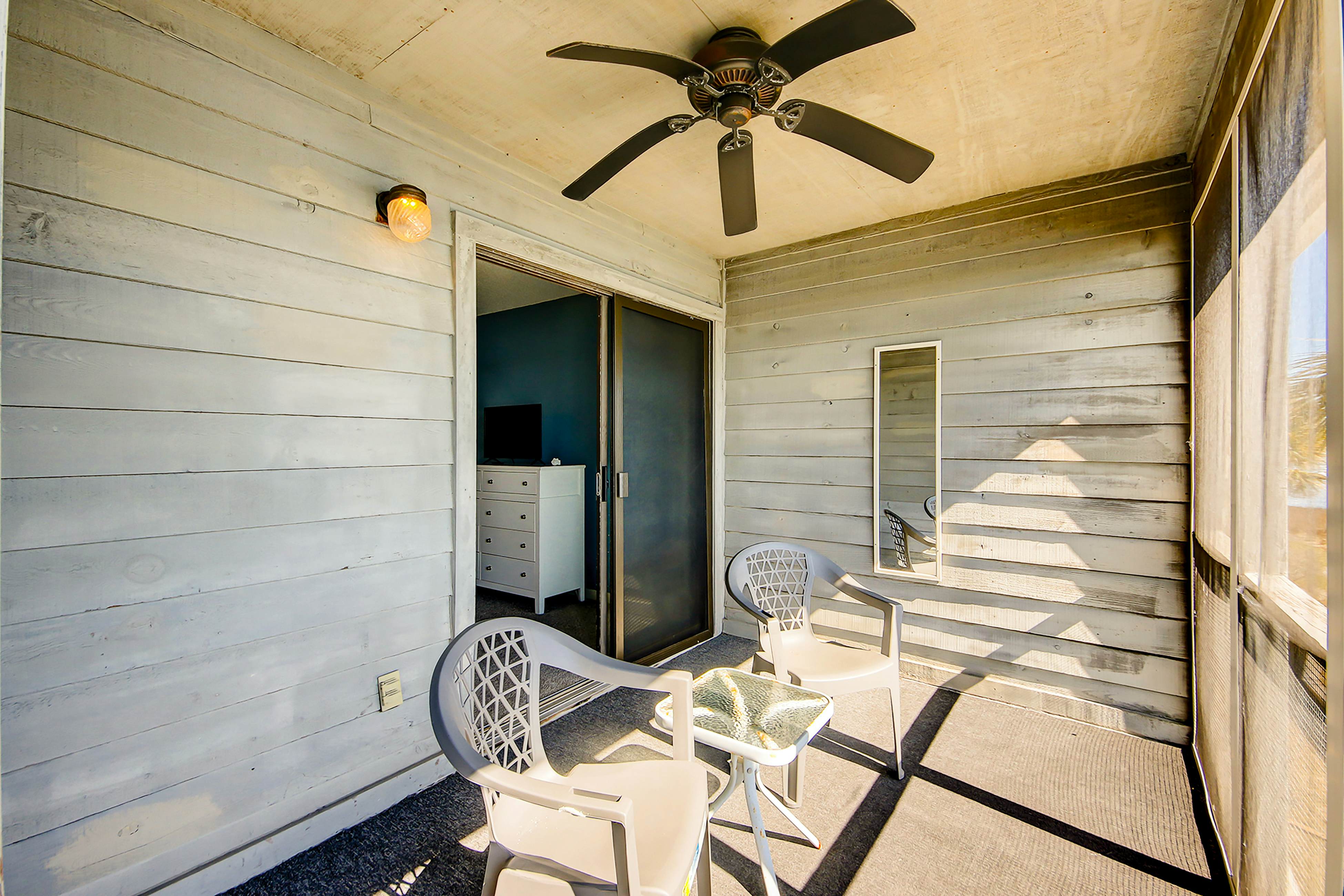 2-story riverfront condo with 2 balconies, outdoor pool, grills, river views, AC