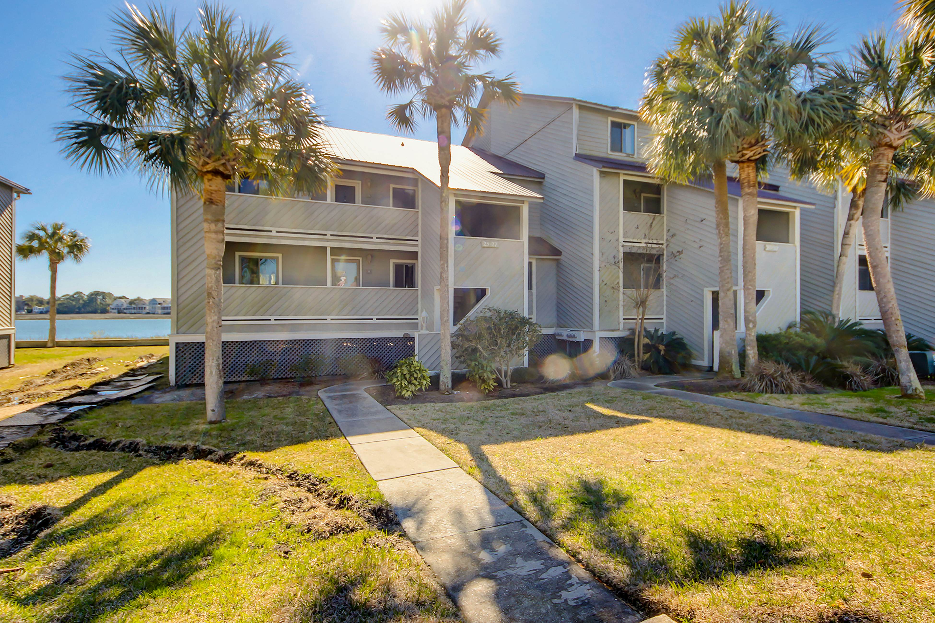 2-story riverfront condo with 2 balconies, outdoor pool, grills, river views, AC