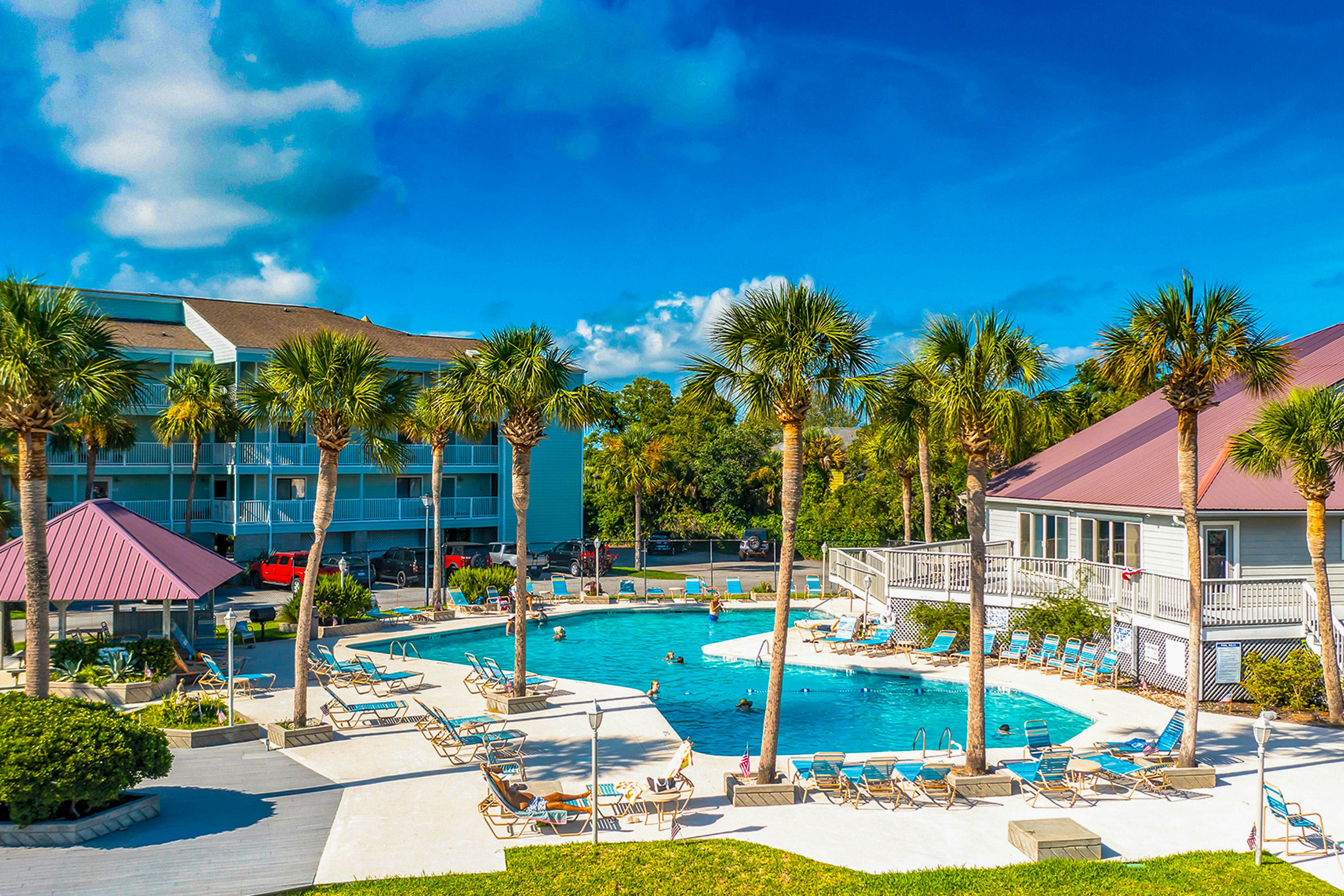 2-story riverfront condo with 2 balconies, outdoor pool, grills, river views, AC