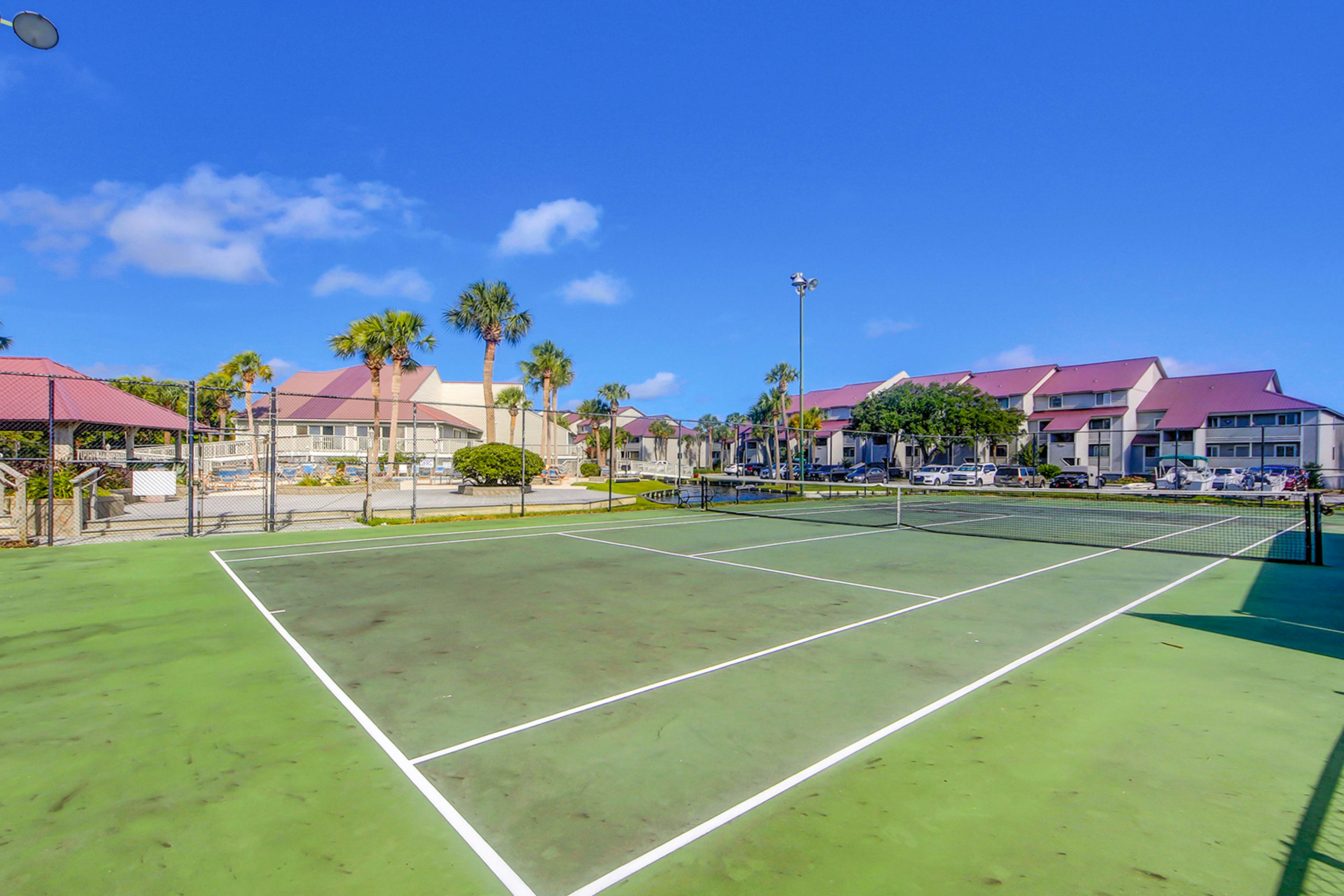 2-story riverfront condo with 2 balconies, outdoor pool, grills, river views, AC