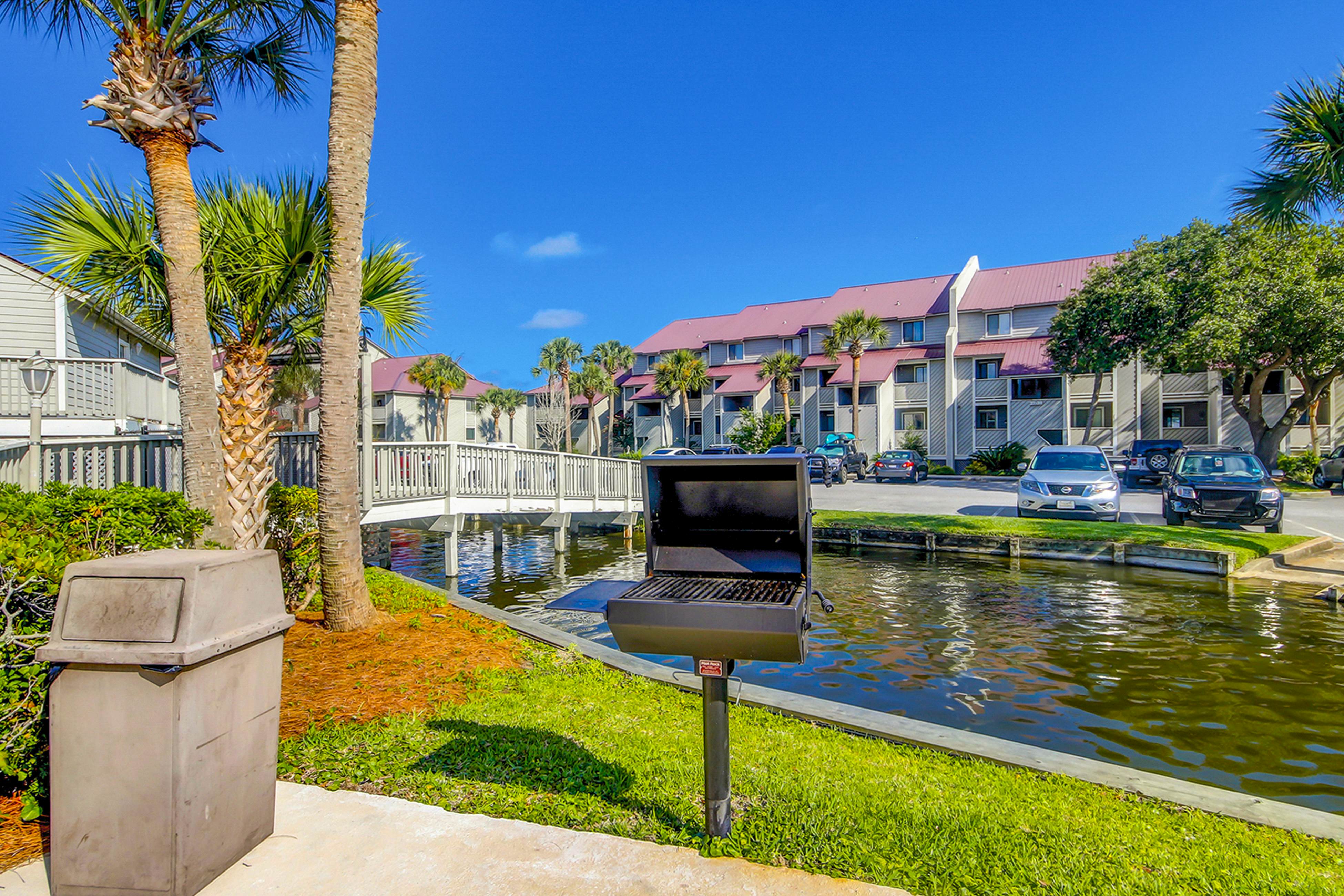 2-story riverfront condo with 2 balconies, outdoor pool, grills, river views, AC