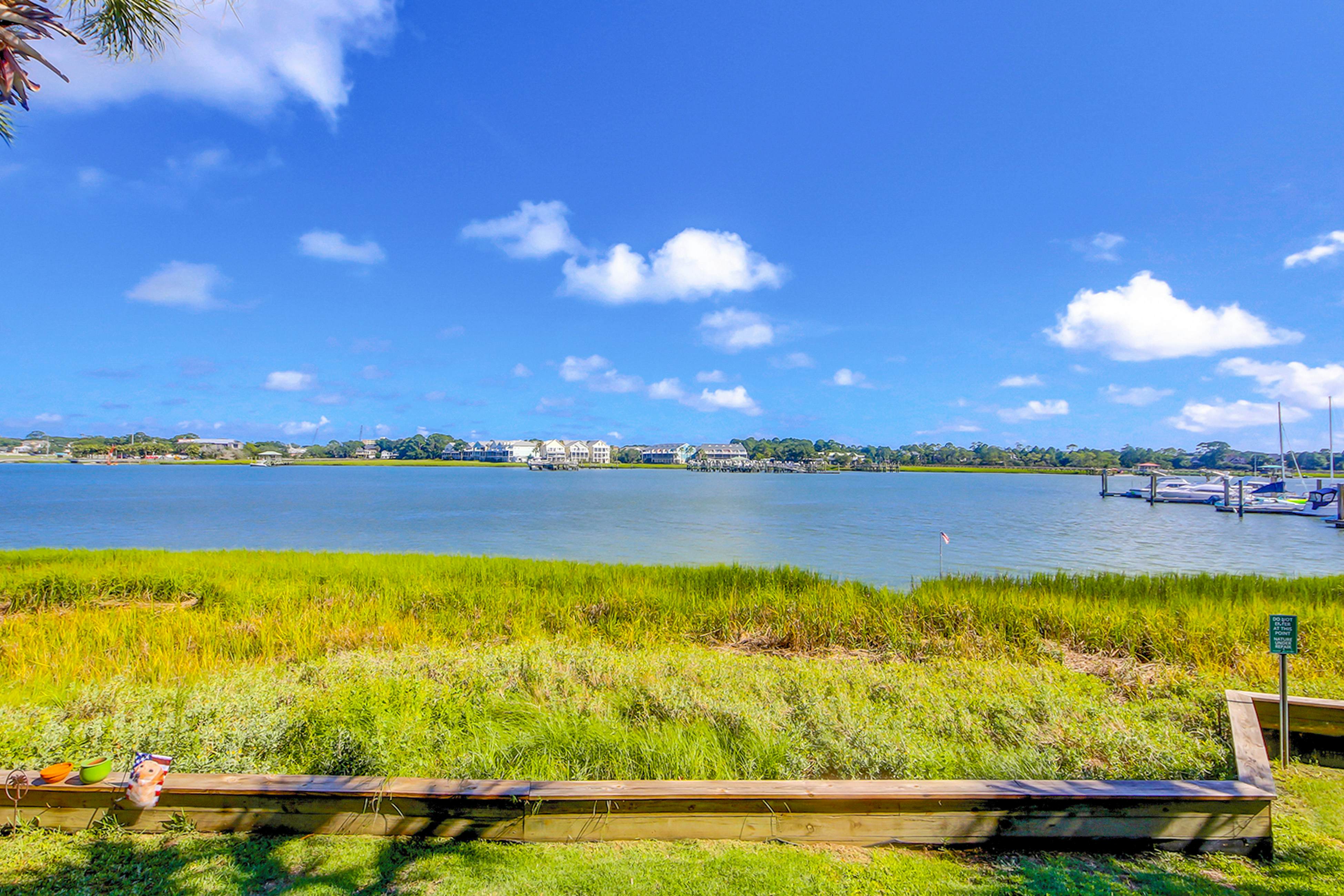 2-story riverfront condo with 2 balconies, outdoor pool, grills, river views, AC