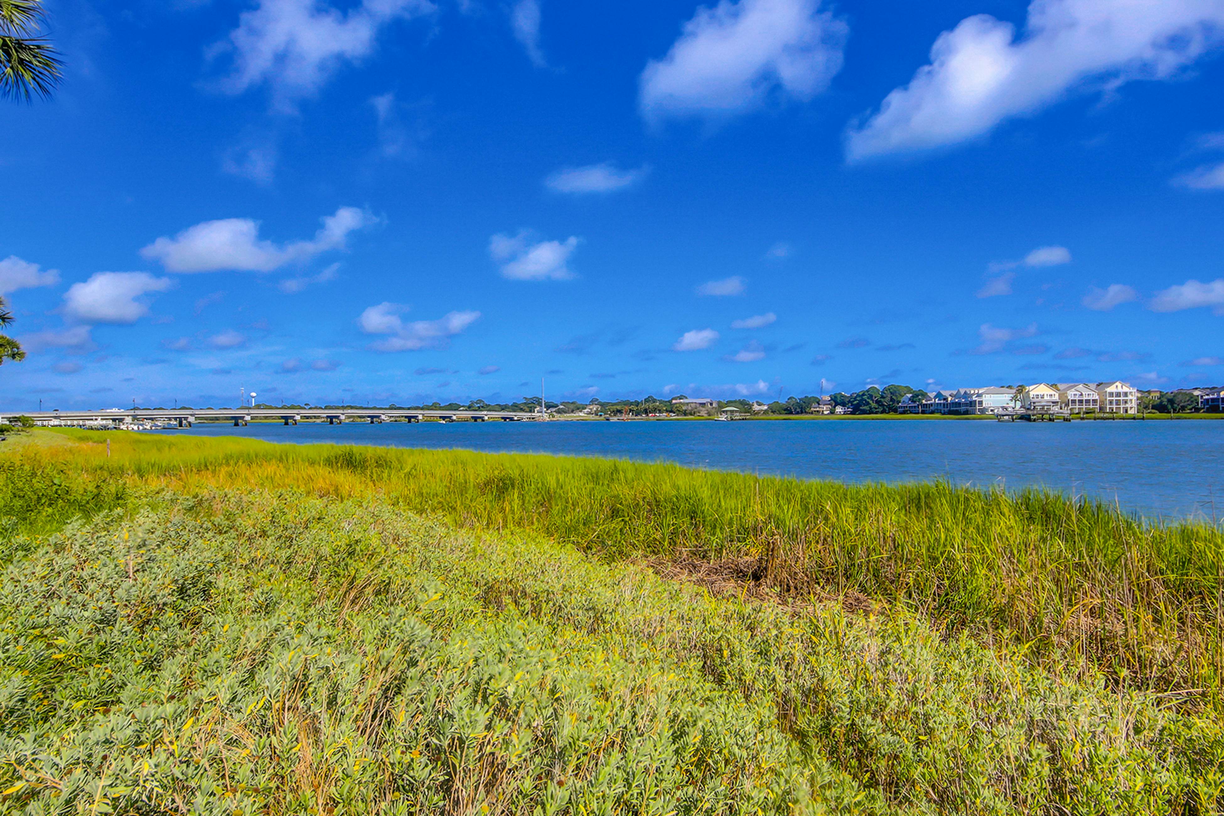 2-story riverfront condo with 2 balconies, outdoor pool, grills, river views, AC