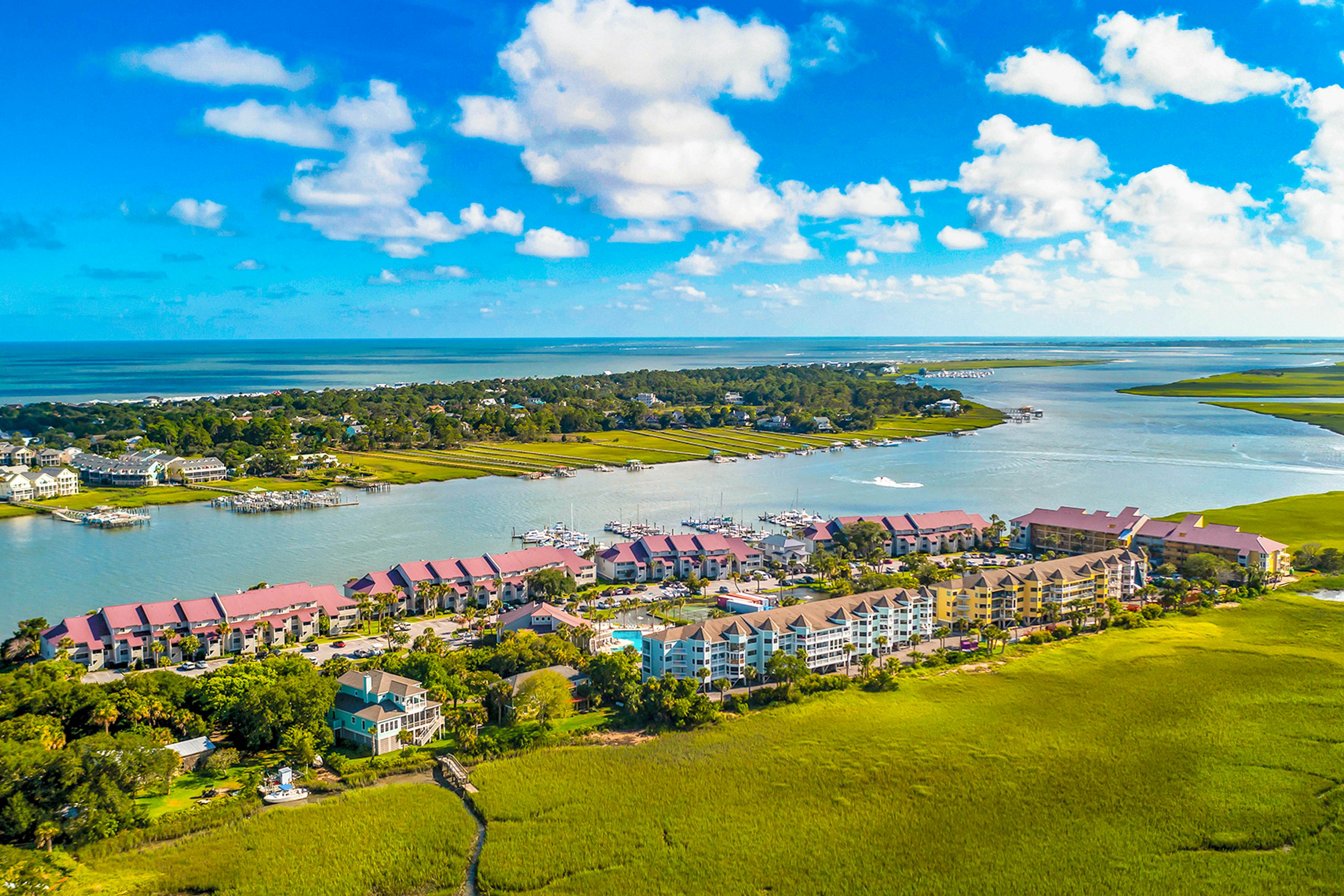 2-story riverfront condo with 2 balconies, outdoor pool, grills, river views, AC