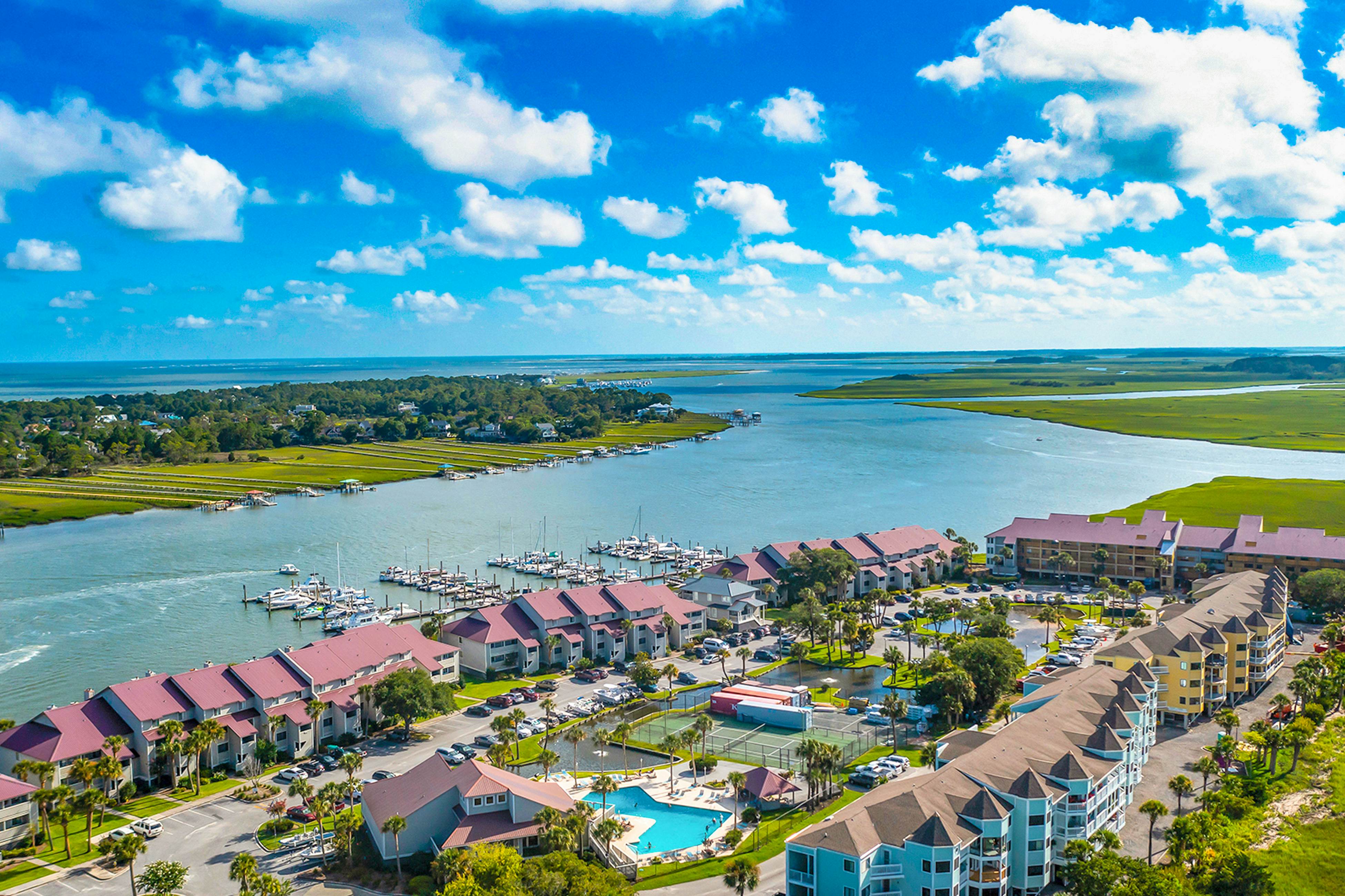 2-story riverfront condo with 2 balconies, outdoor pool, grills, river views, AC